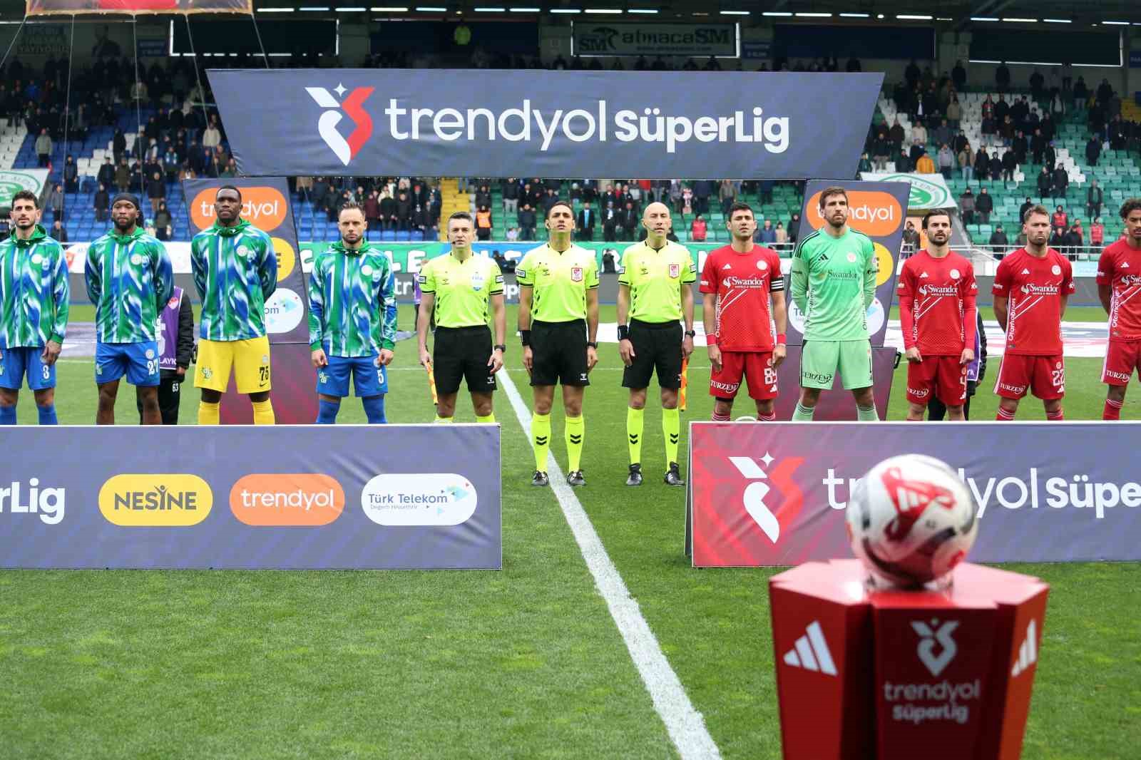 Trendyol Süper Lig: Çaykur Rizespor: 1 - Antalyaspor: 0 (İlk yarı)