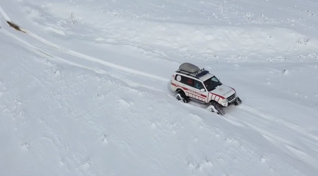 Tatvan’da rahatsızlanan hasta paletli ambulansla kurtarıldı