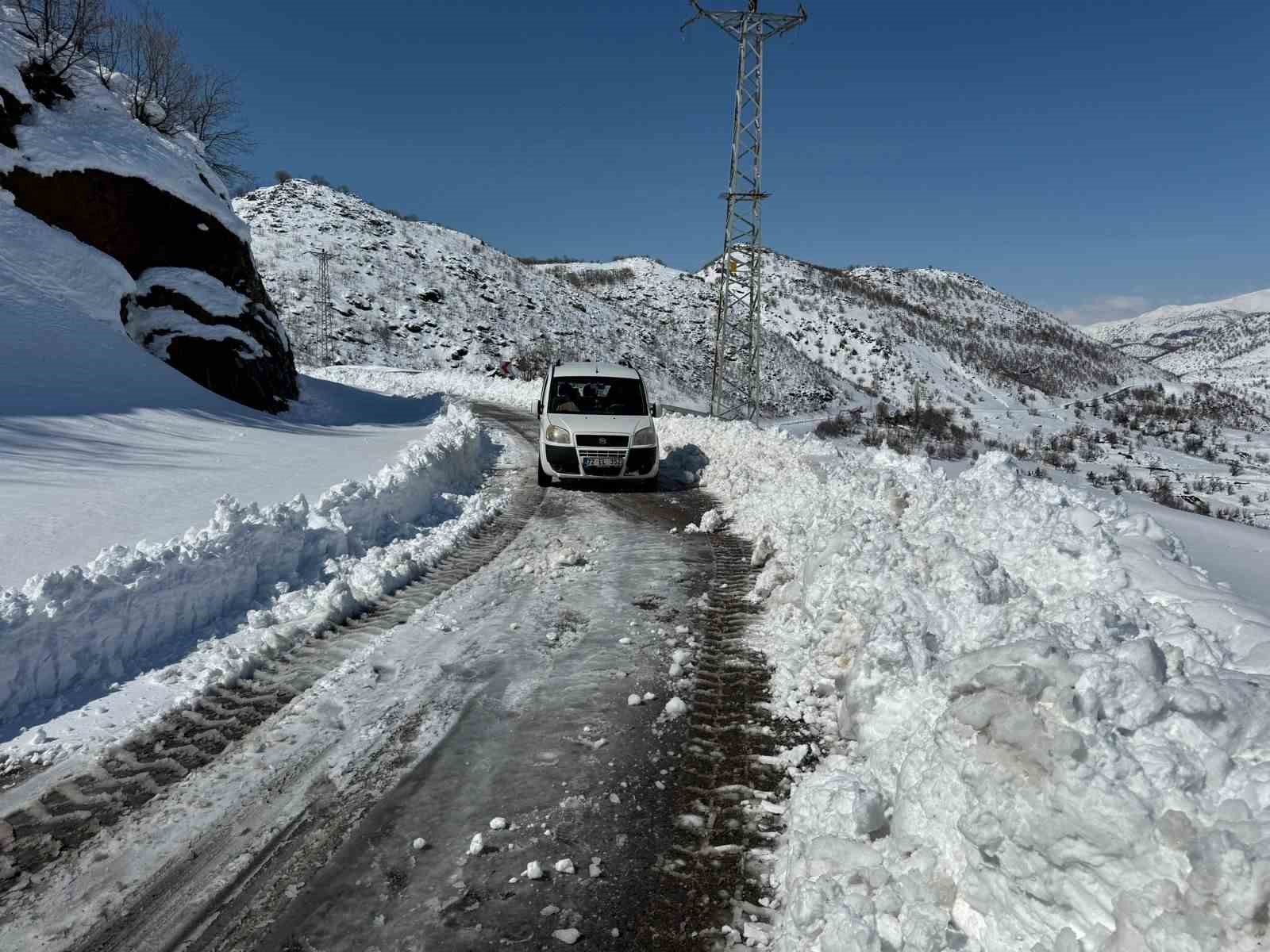 Siirt’te karla mücadele sürüyor: Mahsur kalan vatandaşlar kurtarıldı