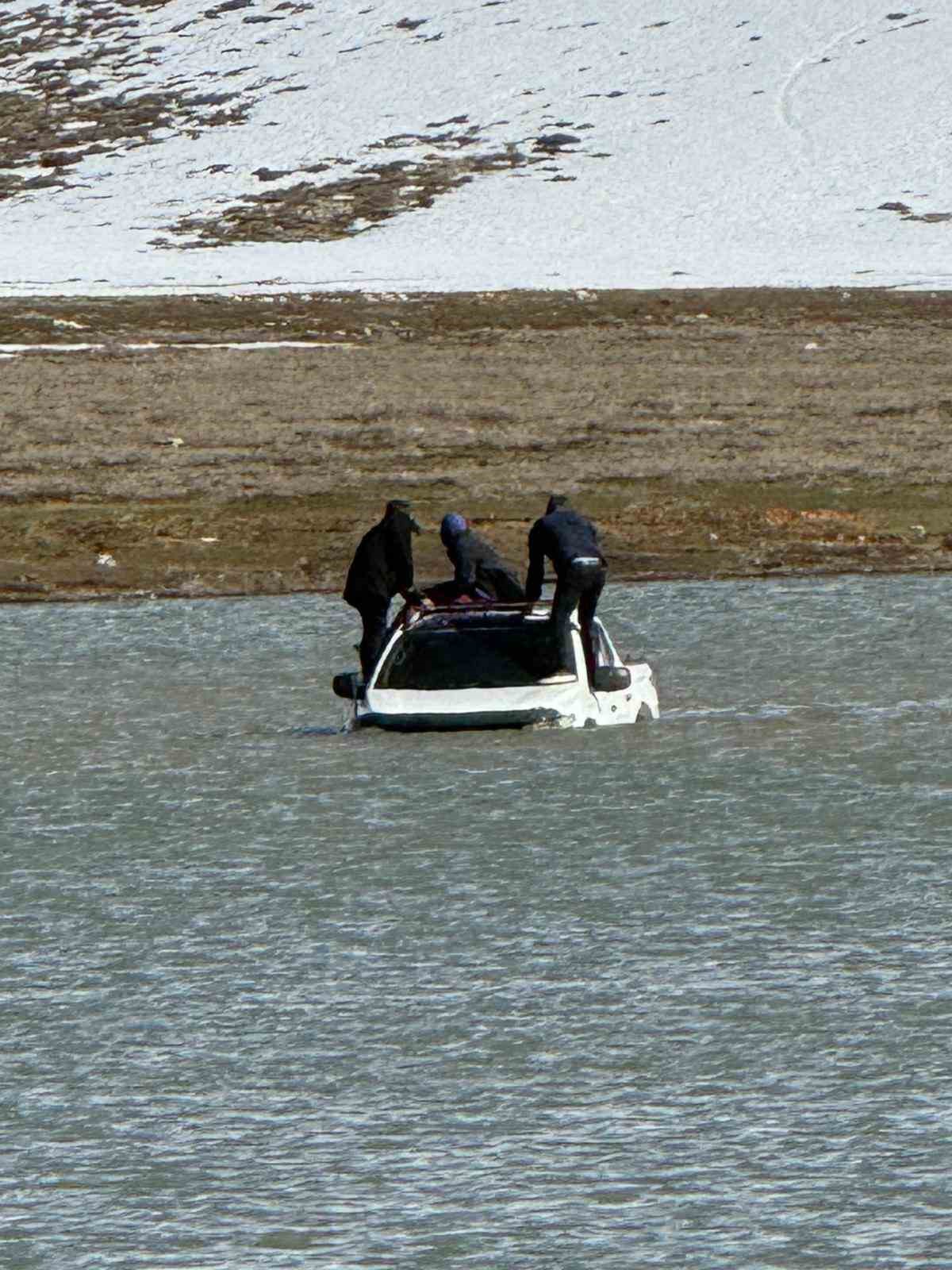 Otomobille girdikleri gölde mahsur kaldılar