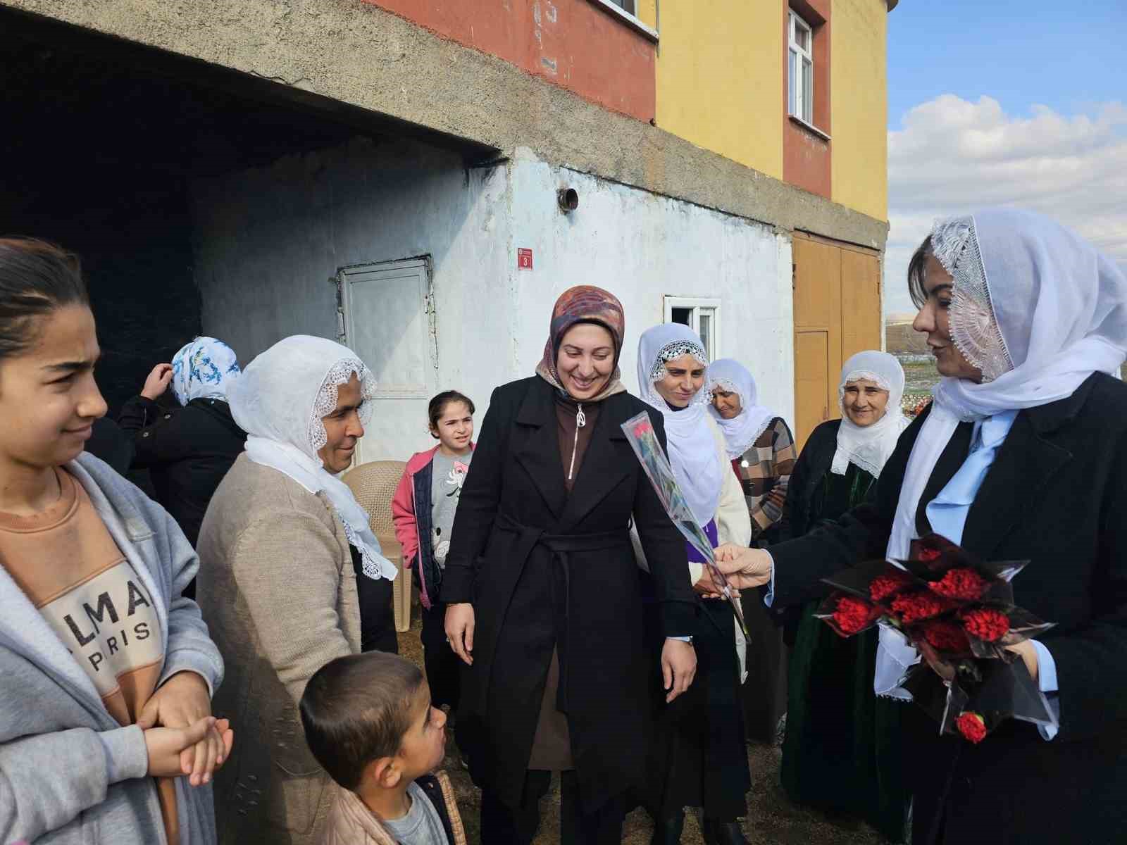 AK Parti heyeti Çınar’da Kadınlar Gününü kutladı