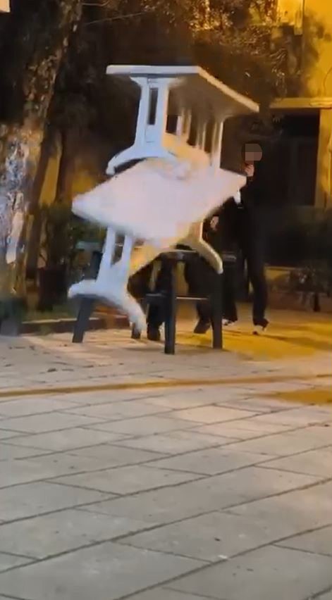 Cami bahçesindeki masalara zarar veren çocuklar kamerada