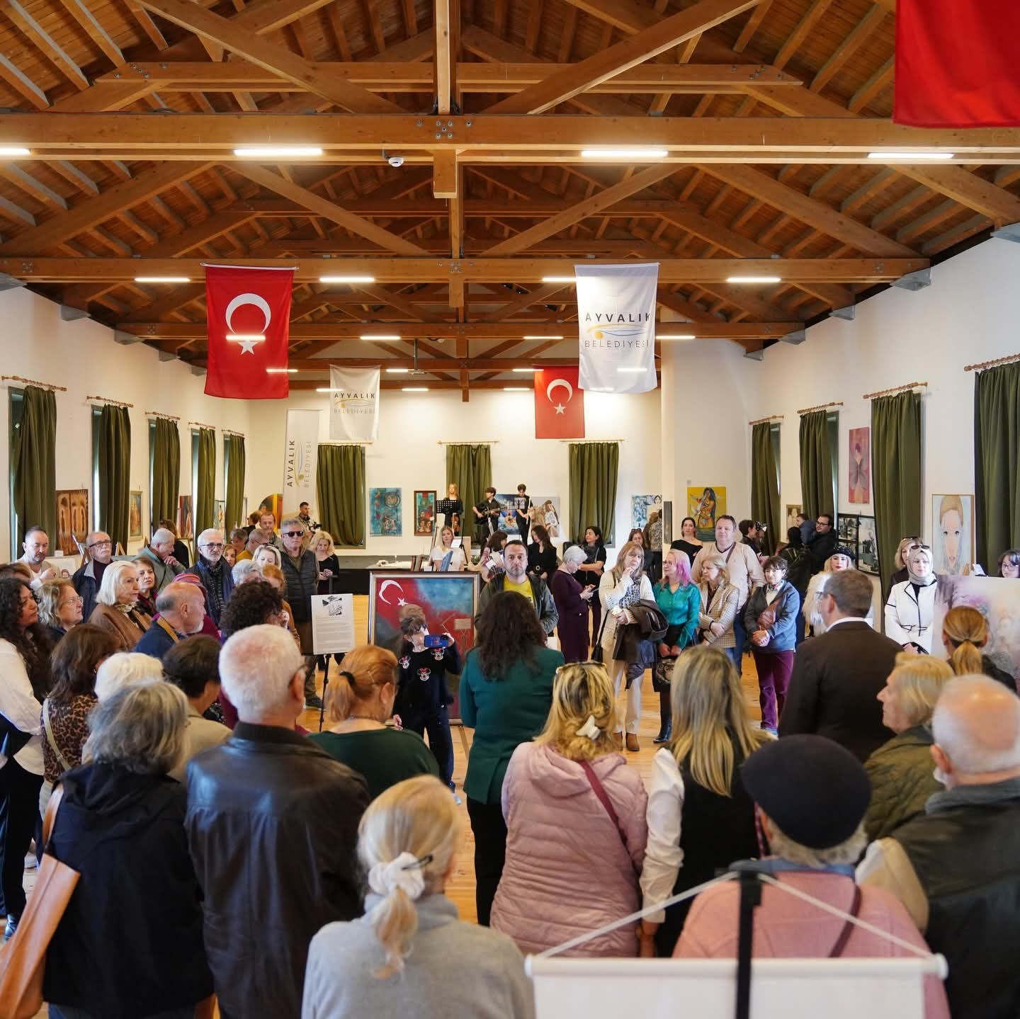 Ayvalık’ta "Kadın gözüyle bir renkte direnç" sergisi açıldı