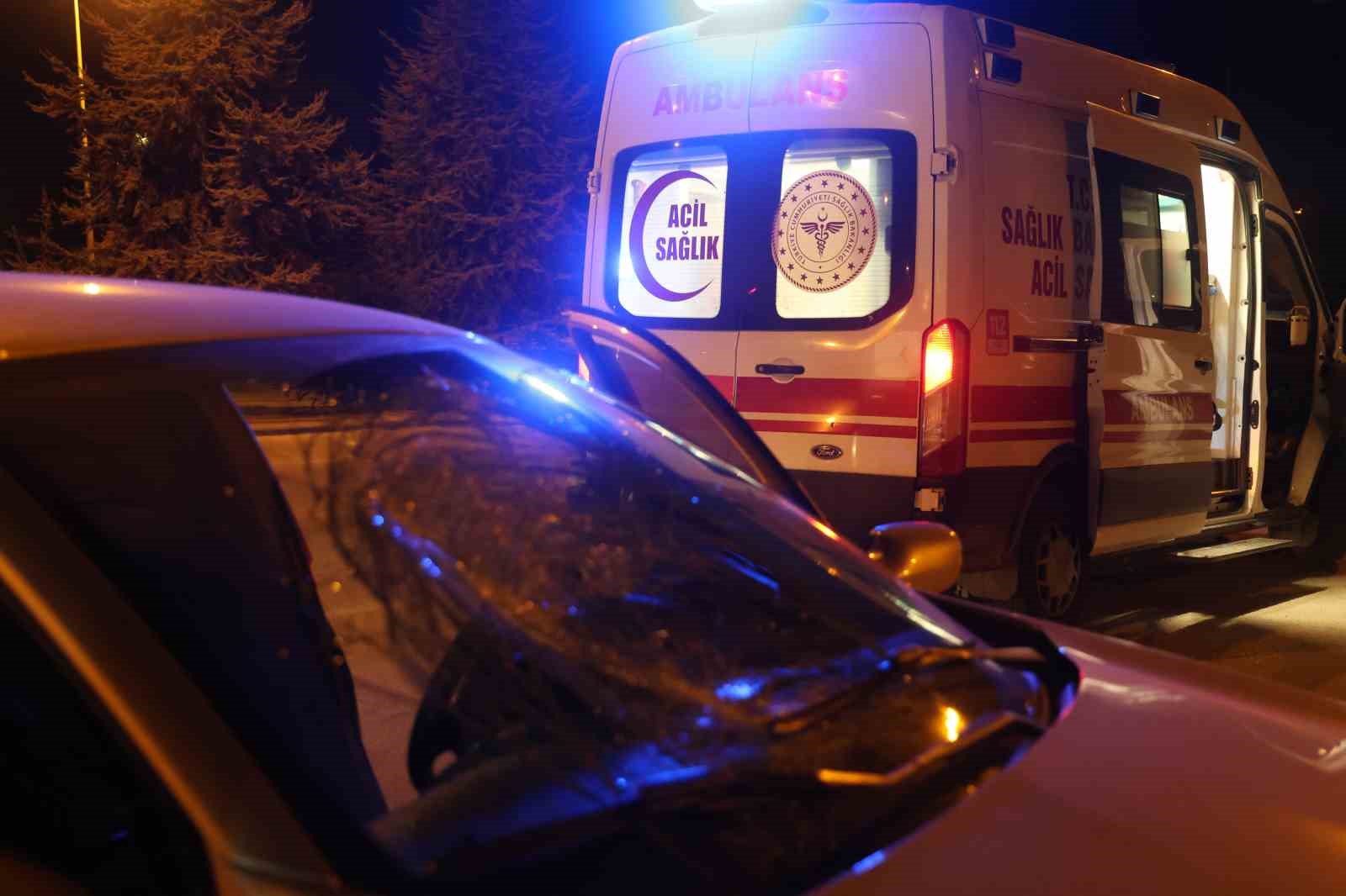 Yolun karşısına geçerken otomobilin çarptığı yaya yaralandı