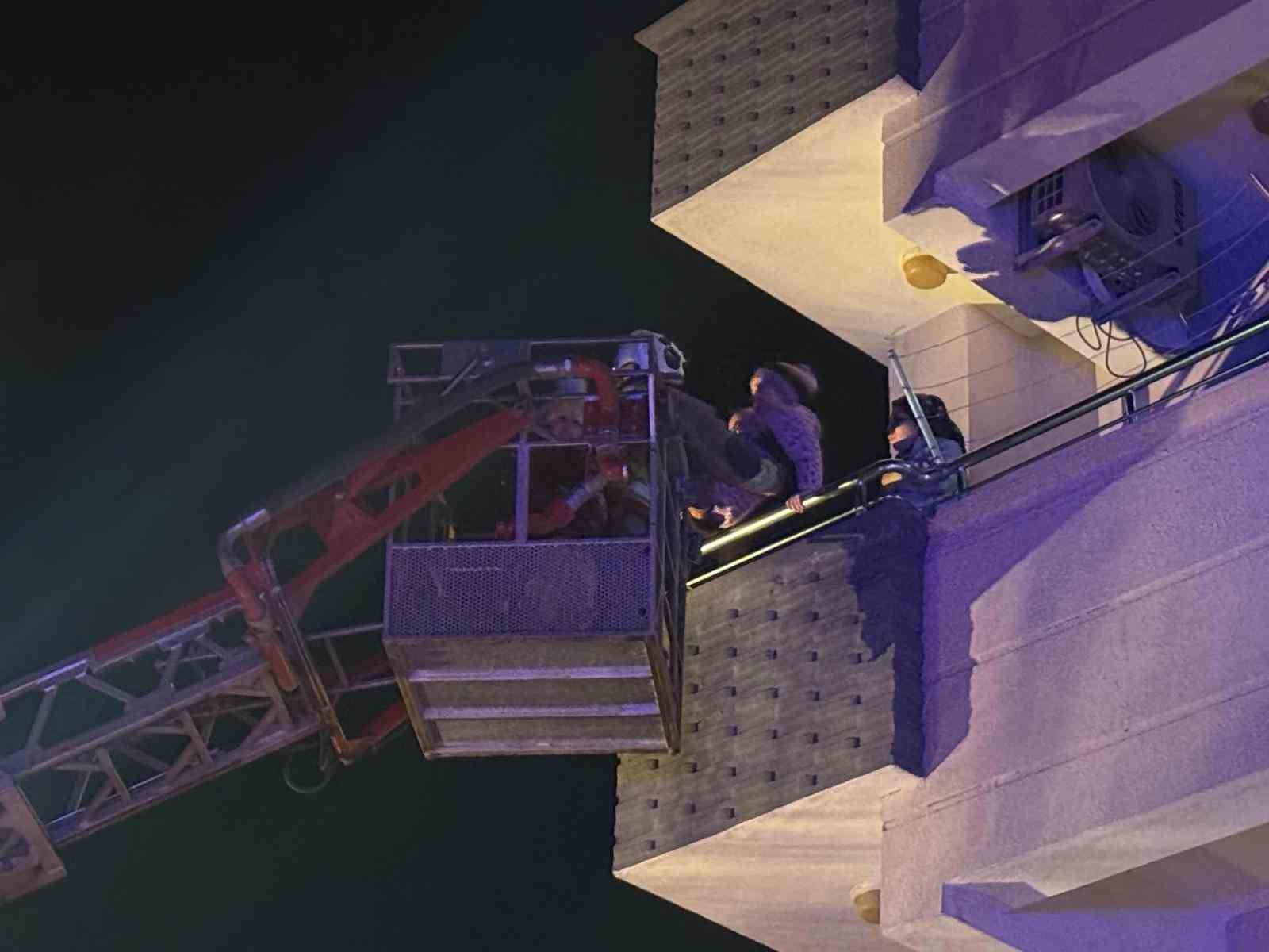 Yangın çıkan apartmanda can pazarı: 30 kişiyi itfaiye kurtardı