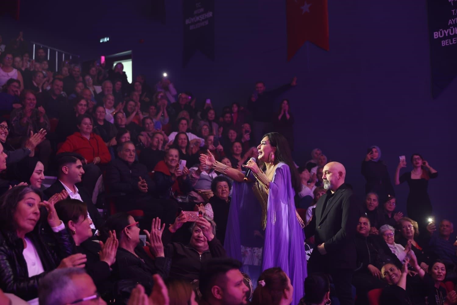 Sevilen sanatçı Duru Didim’de vatandaşlar ile buluşturdu