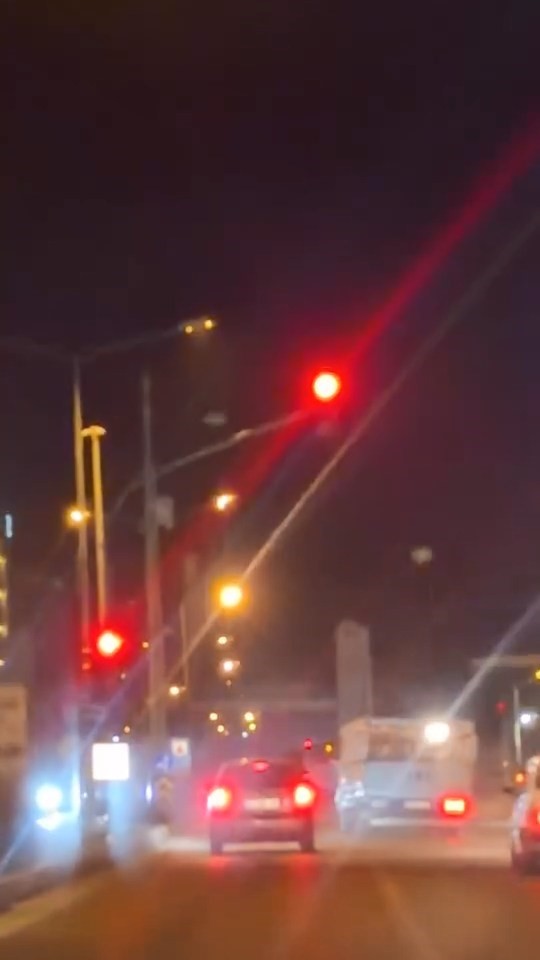 Elazığ’da kamyonetle makas atan ve kırmızı ışıkta geçen sürücü kamerada