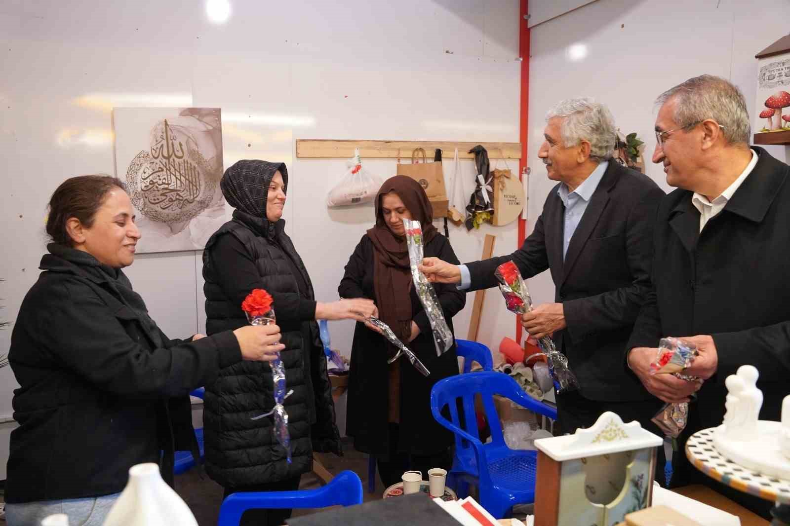 Başkan Hallaç’tan Ramazan Çarşısı’nda kadınlara anlamlı sürpriz