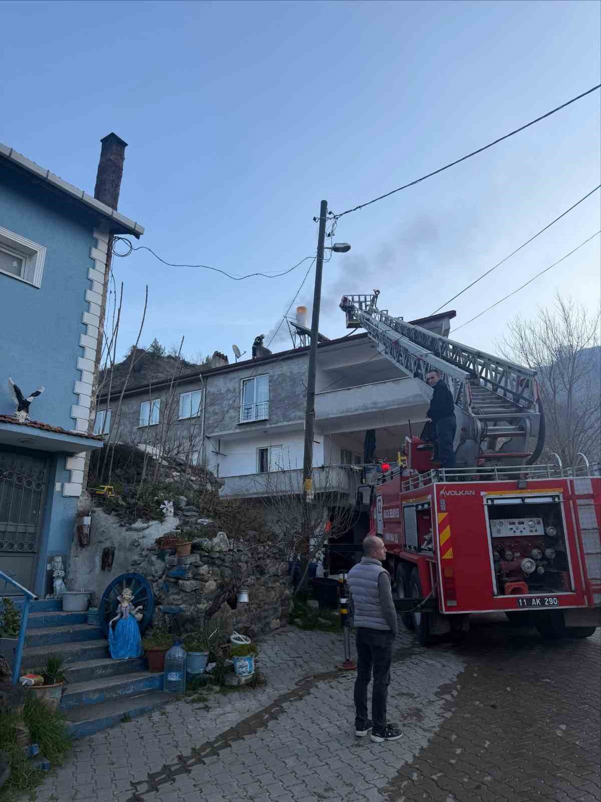 Bilecik’te evin bacasında çıkan yangın korkuttu