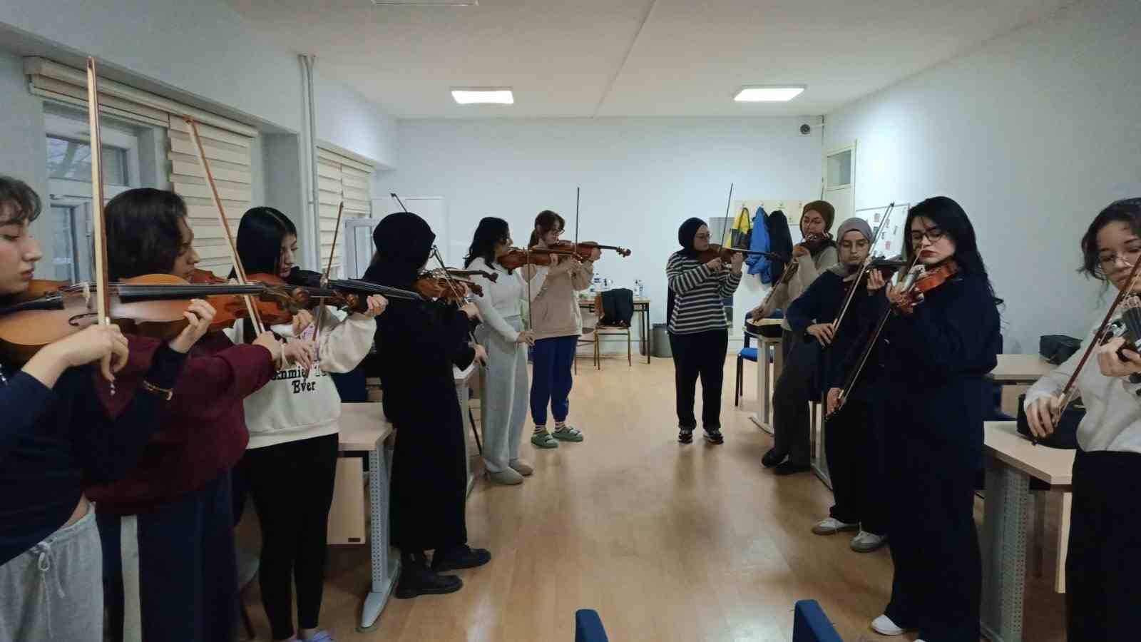 Yurt öğrencileri için keman kursu başladı