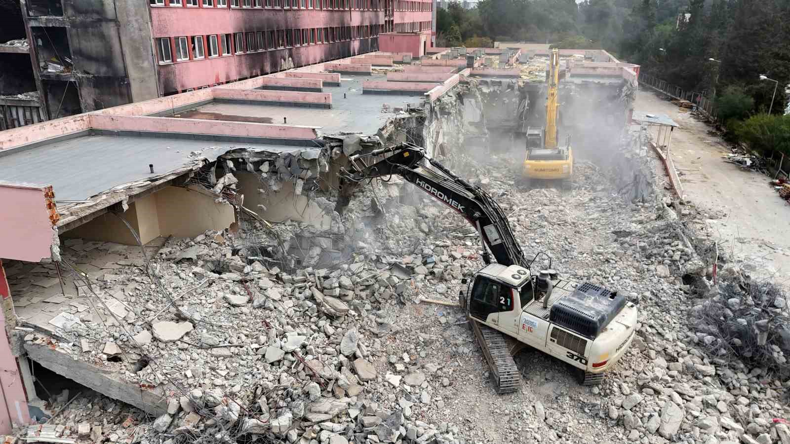 Yangında kullanılamaz hale gelen hastane, 3 yılın ardından yıkılmaya başlandı