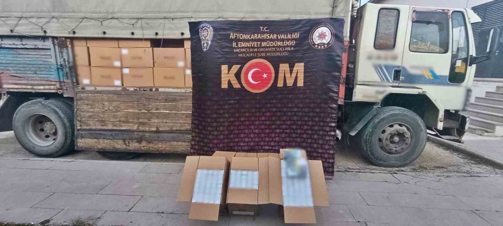 Polis 4 milyon 100 bin adet sahte bandrollü boş makaron ele geçirdi
