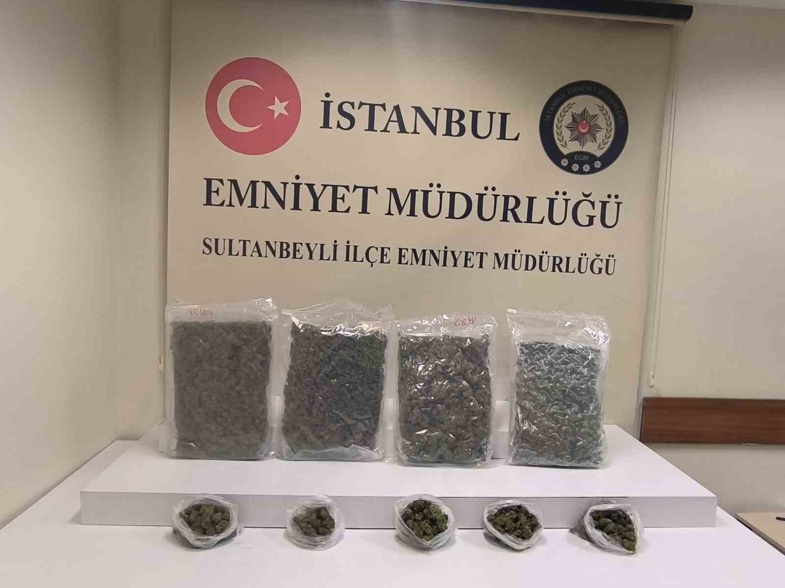 Sultanbeyli’de dron ile takip edilen uyuşturucu satıcısına operasyon kamerada