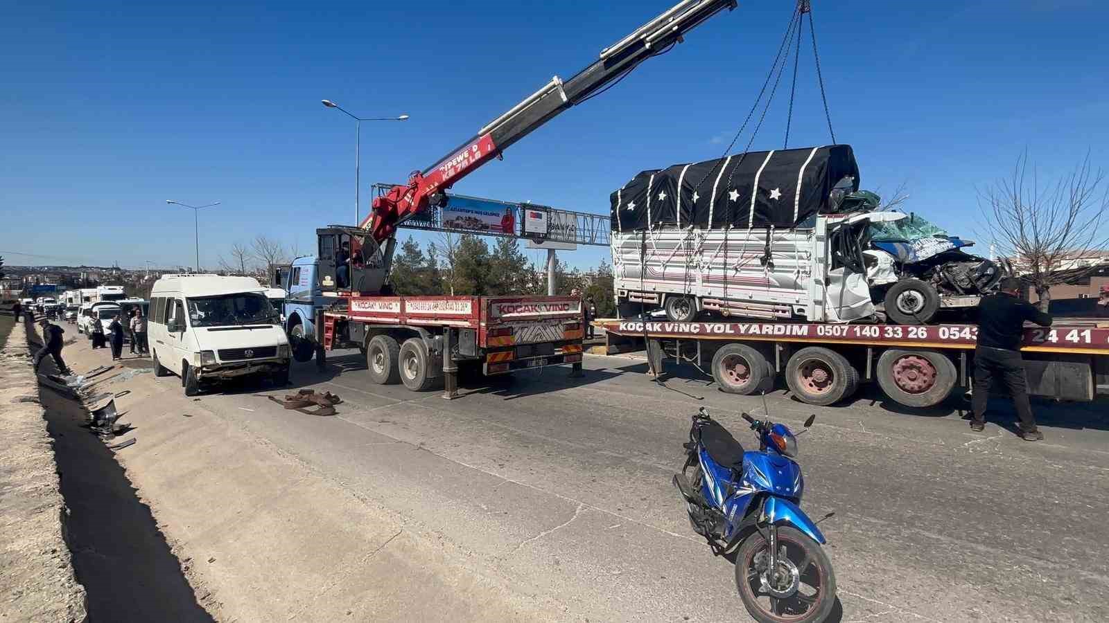 Gaziantep’te minibüs ile kamyonet çarpıştı: 4 yaralı