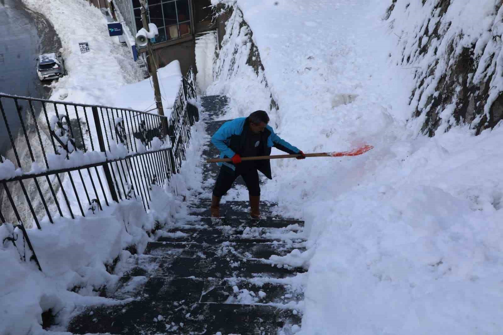 Bitlis’te karla mücadele çalışmaları aralıksız sürdürüyor