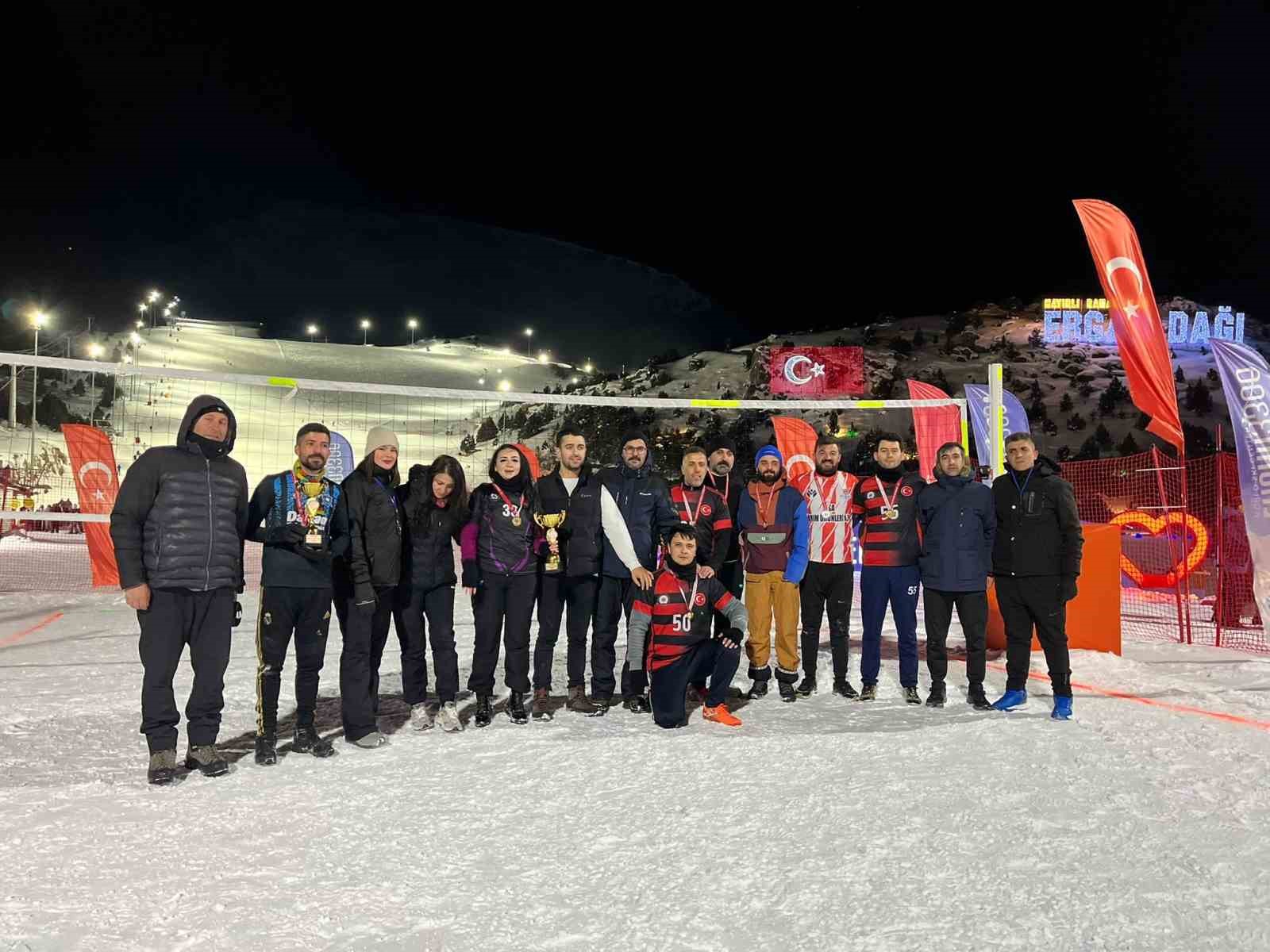 Ergan Dağı’nda kurumlar arası kar voleybolu turnuvası tamamlandı