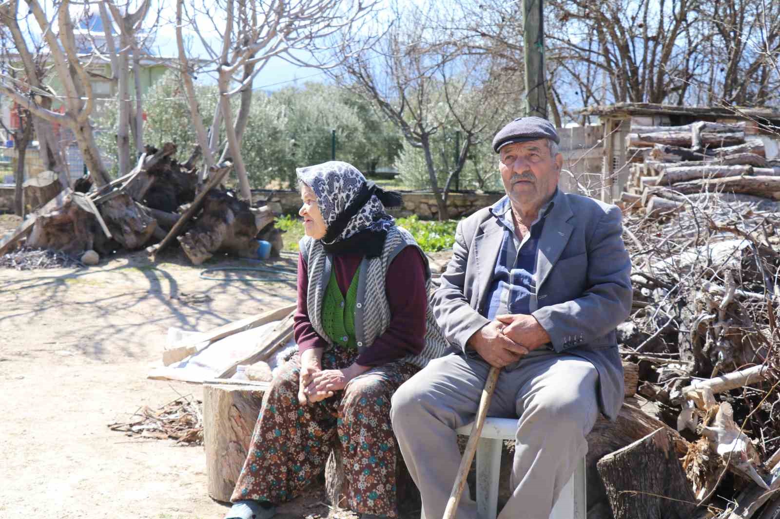 Depremde hasar gören evlerini dışarıdan izliyorlar