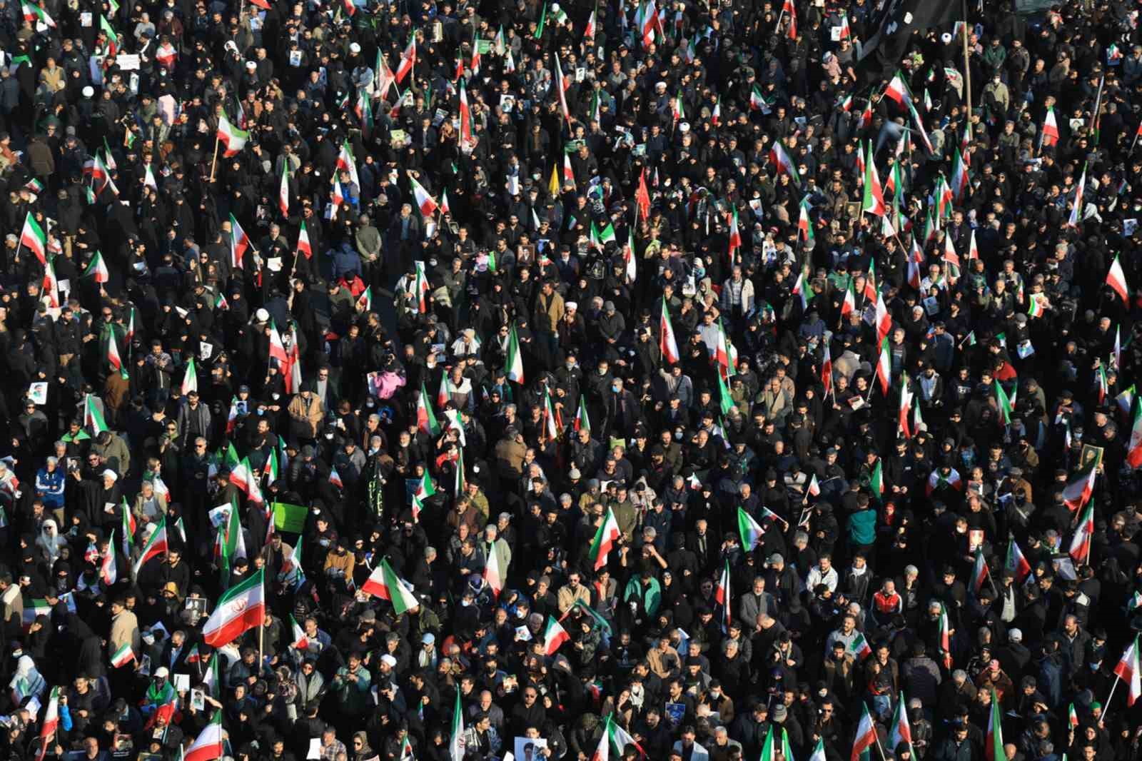 Tahran’da on binlerce kişi yeni dini lider Mücteba Hamaney’e destek için meydanlarda