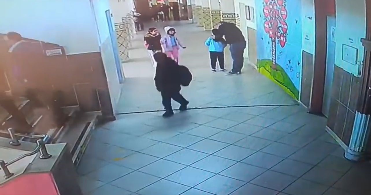 Nöbetçi öğretmen Heimlich manevrası ile öğrenciyi hayata döndürdü