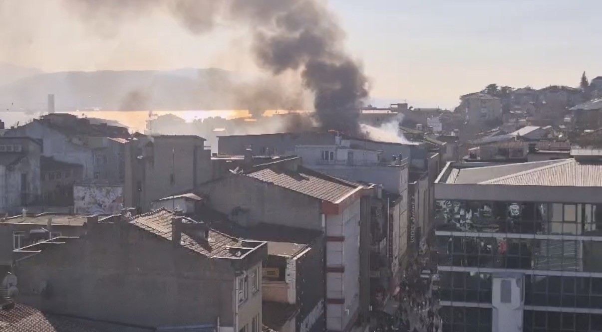 Şehir merkezinde korku dolu anlar: Depo yandı, dumandan göz gözü görmedi