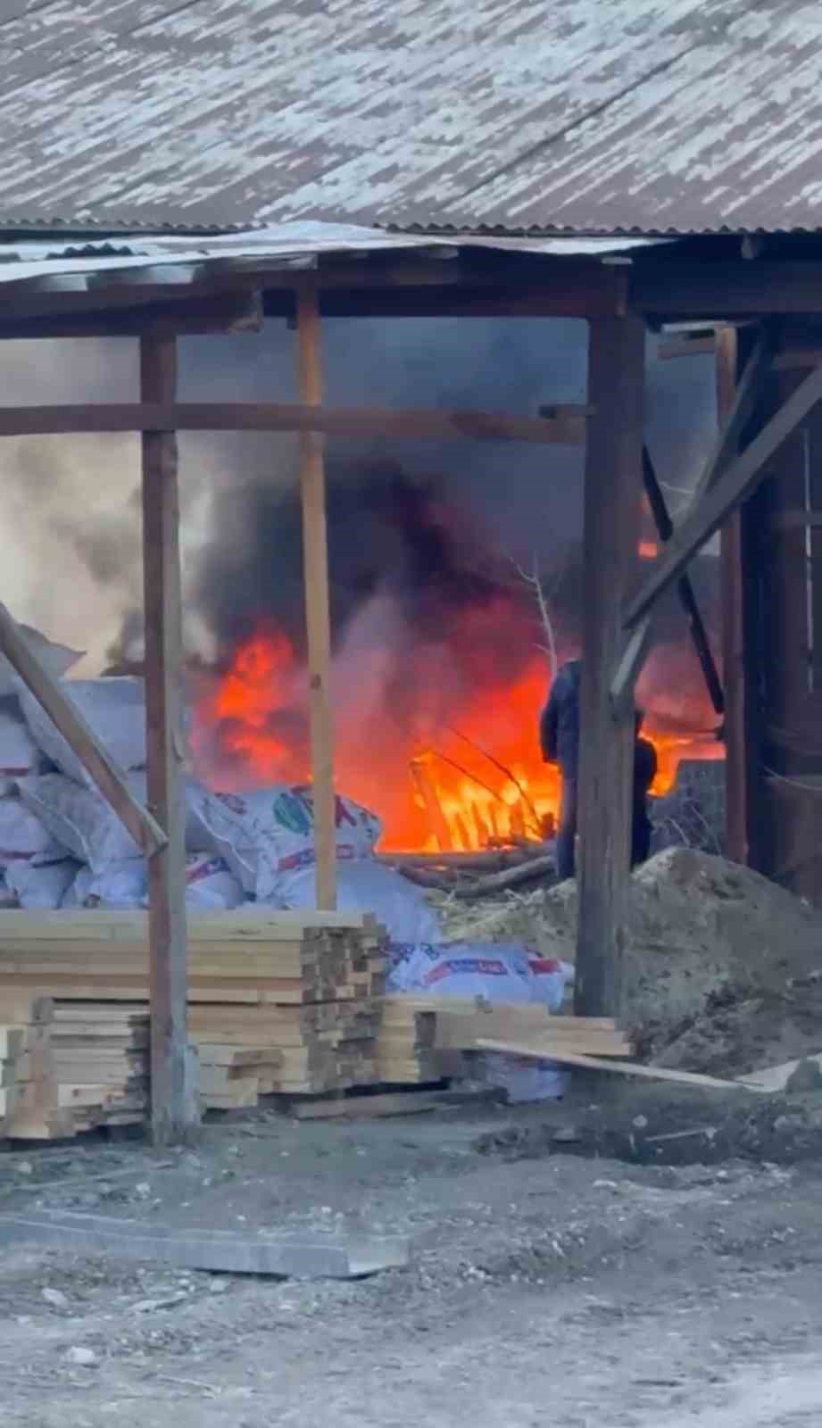 Çöp konteynerlerinde çıkan yangın korkuttu