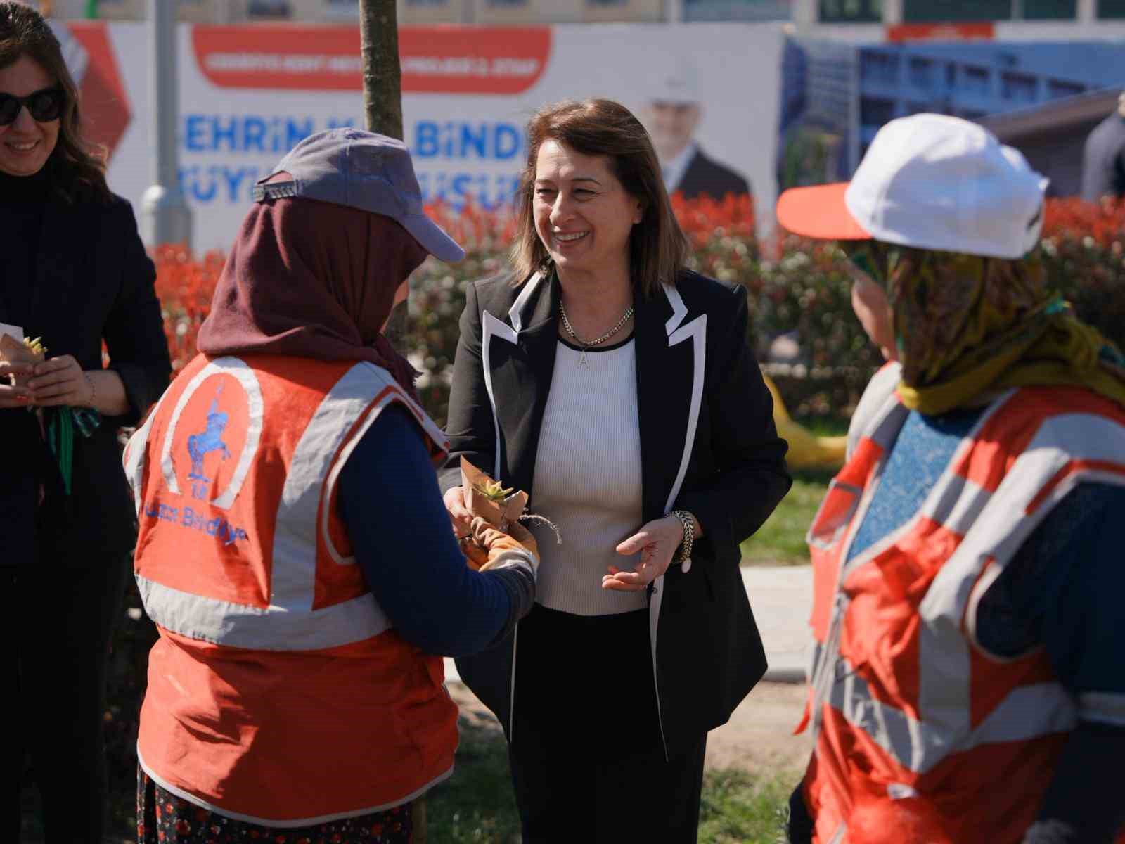 Belediye personellerine kadınlar günü sürprizi