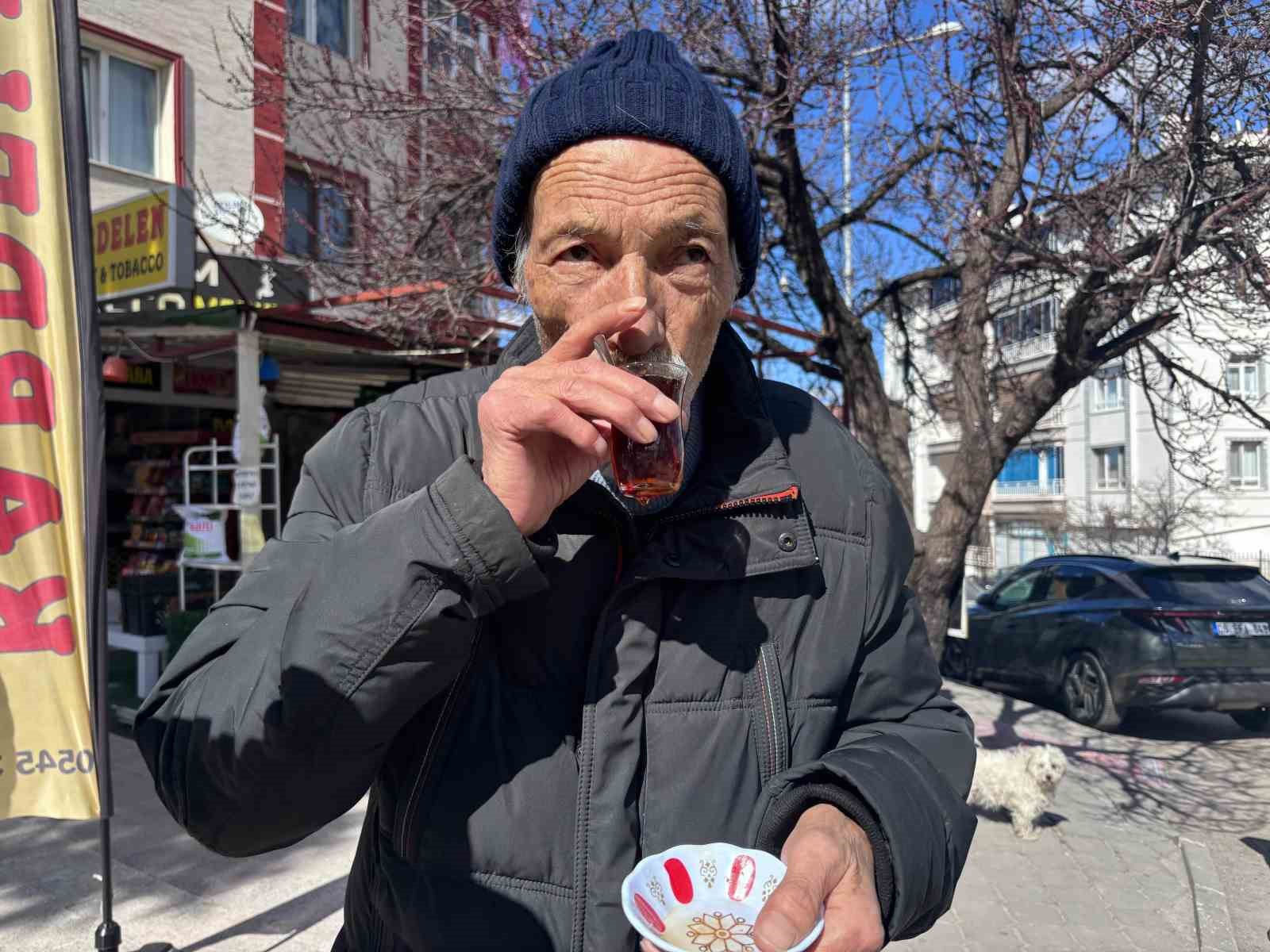 34 yıldır su içemeyen yaşlı adam: "Suya hasret kaldım, gülmeye hasret kaldım"