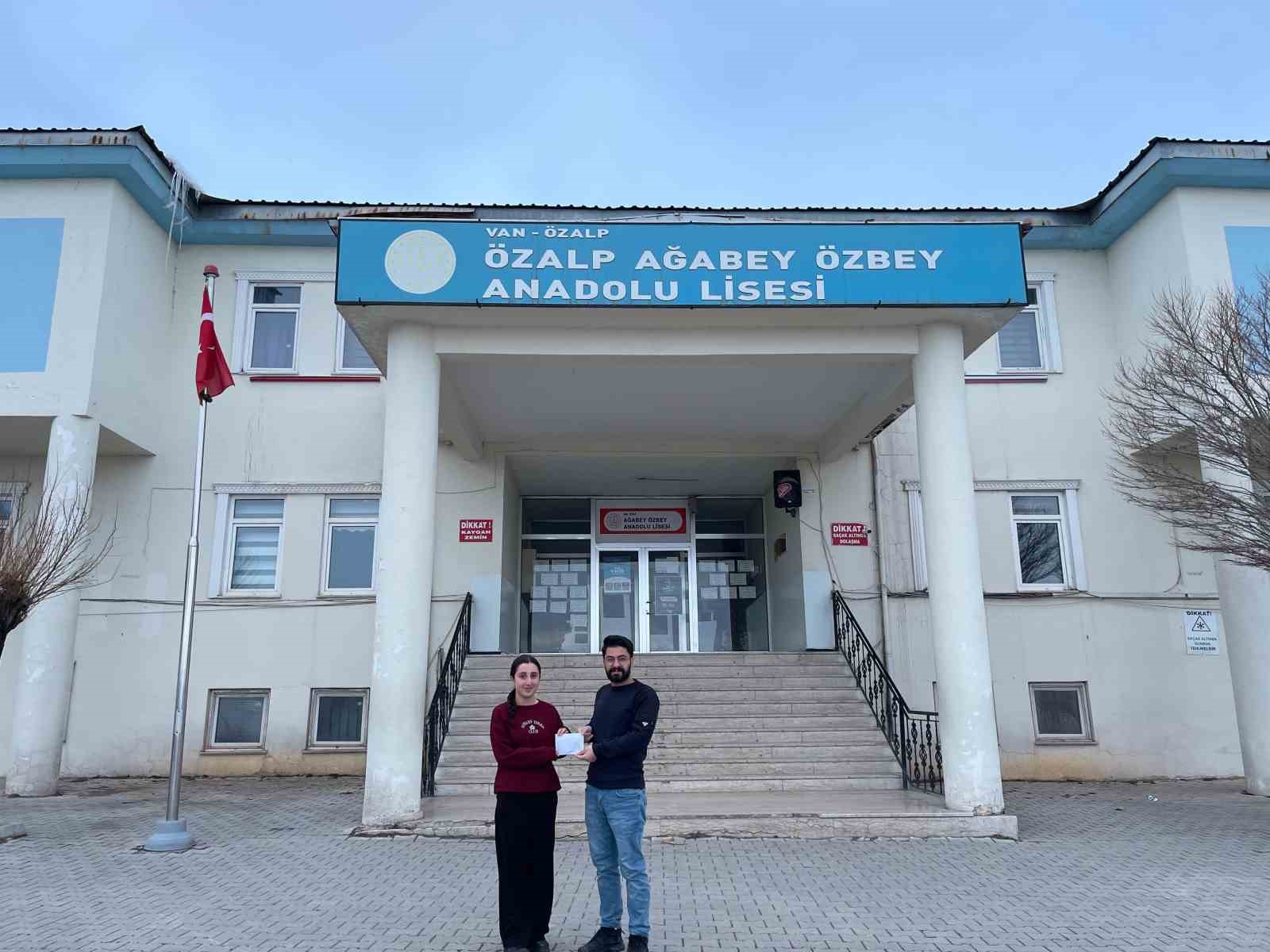 Özalp’te kitap okuma sınavında dereceye girenlere ödülleri verildi