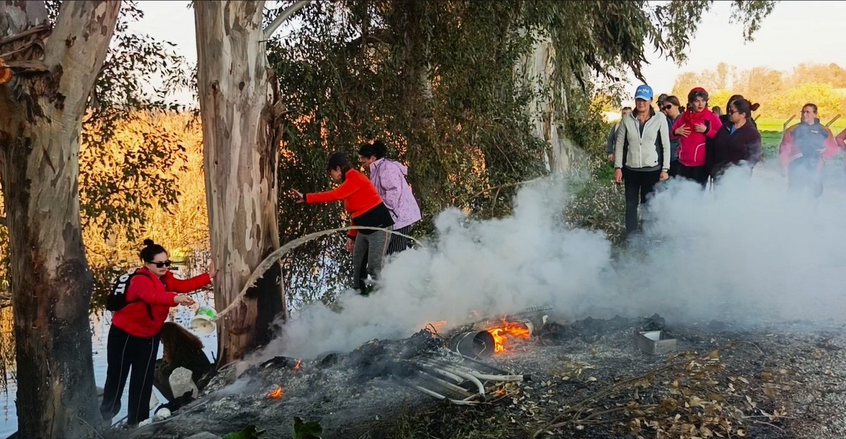 Doğaseverler kanal kenarında çıkan yangını söndürdü