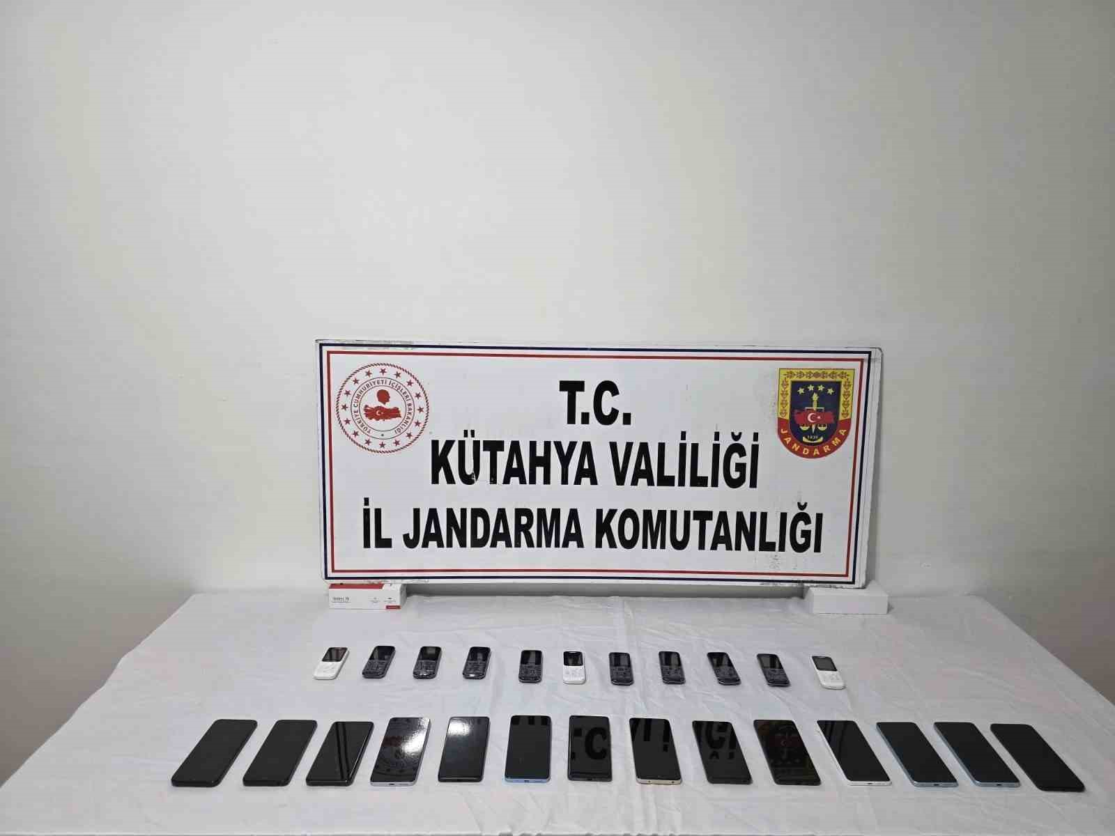 Kütahya’da kaçak telefon operasyonu, 29 telefon ele geçirildi