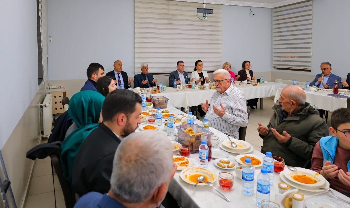 Bayburt’ta huzurevi sakinleriyle gönül sofrası kuruldu