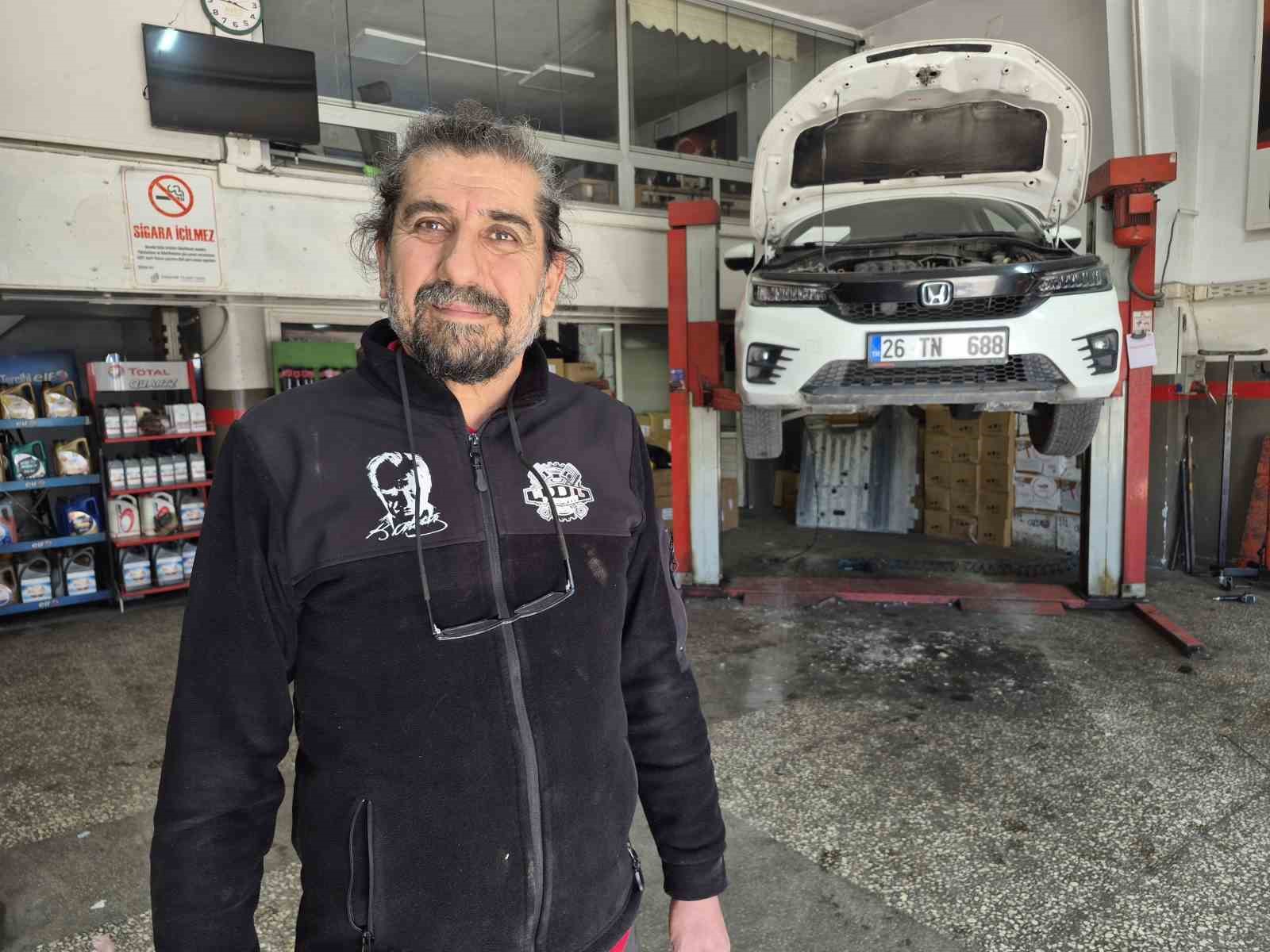 Araç içerisinde sıkışan yavru kediyi tamirhanede çırak sahiplendi