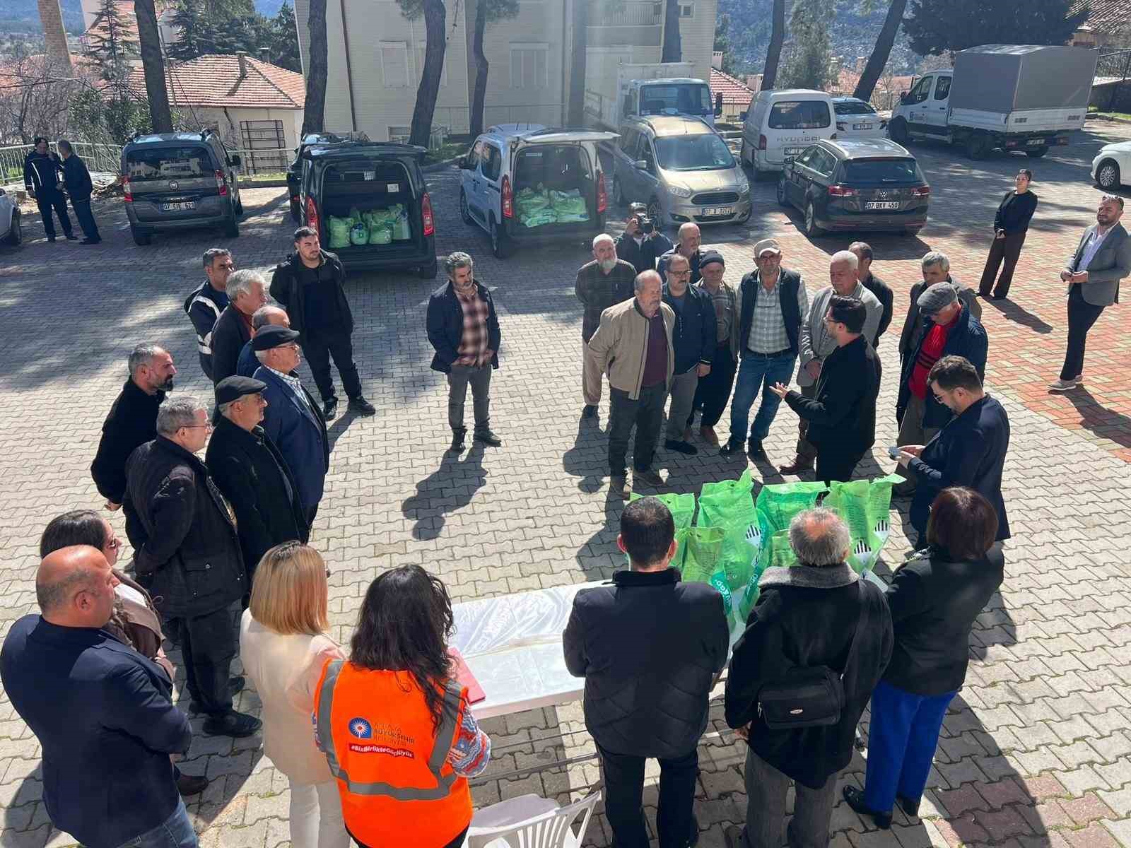 Antalya Büyükşehir Belediyesi’nden üreticilere bordo bulamacı desteği