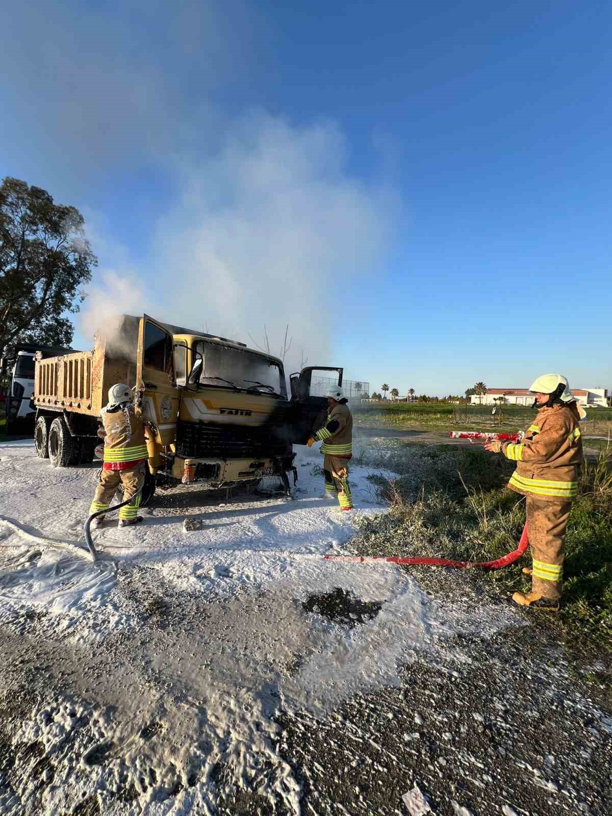 Arsuz’da kamyonet alevlere teslim oldu