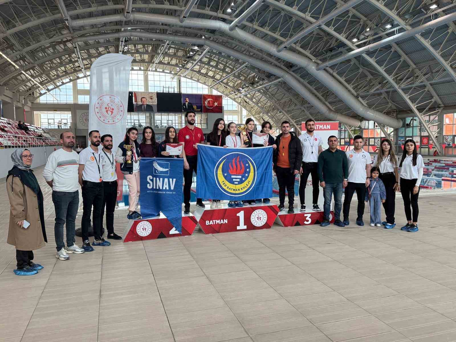 Batman’da yüzme yıldızları sahne aldı