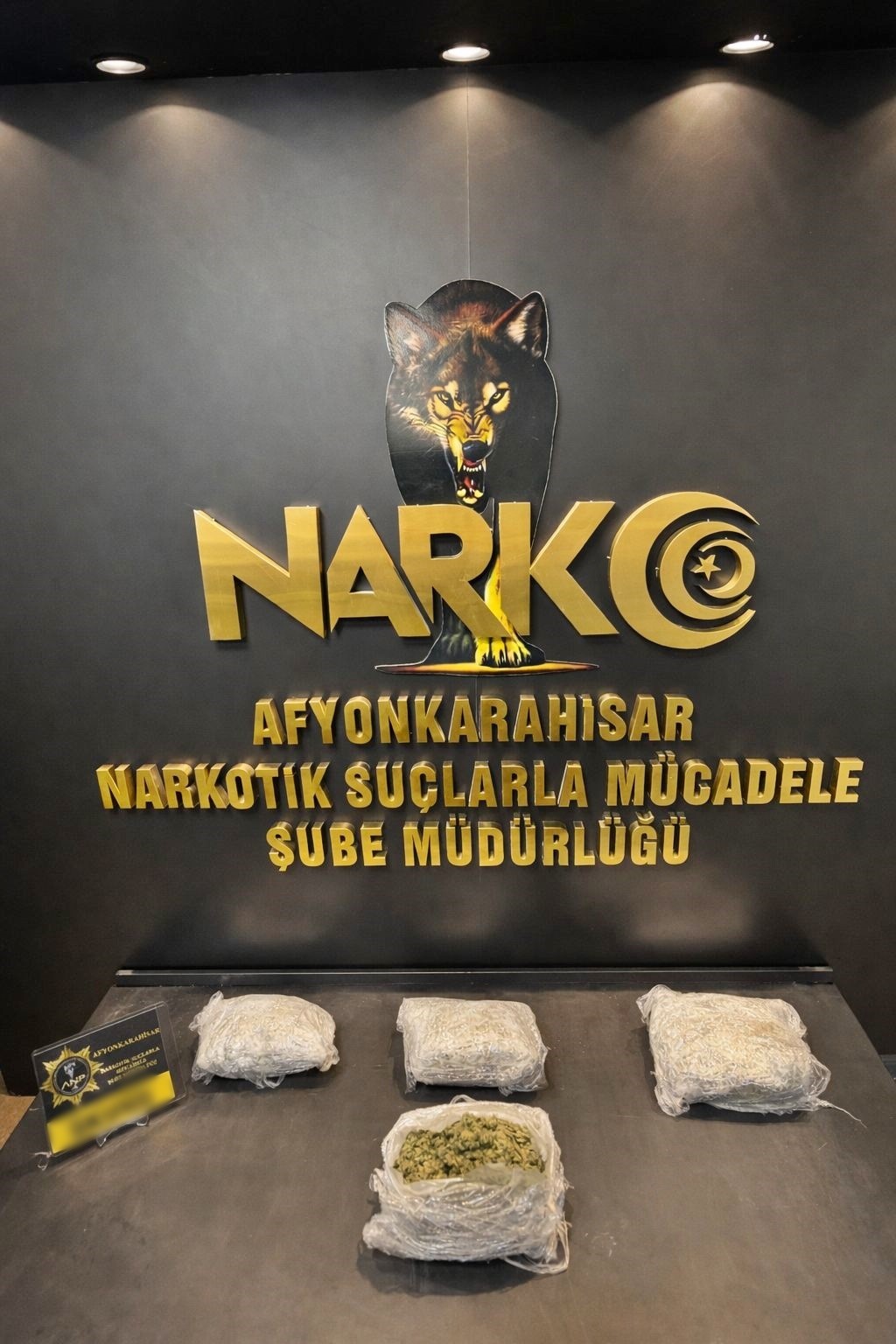 Aracın tamponuna zulalanmış uyuşturucu böyle bulundu