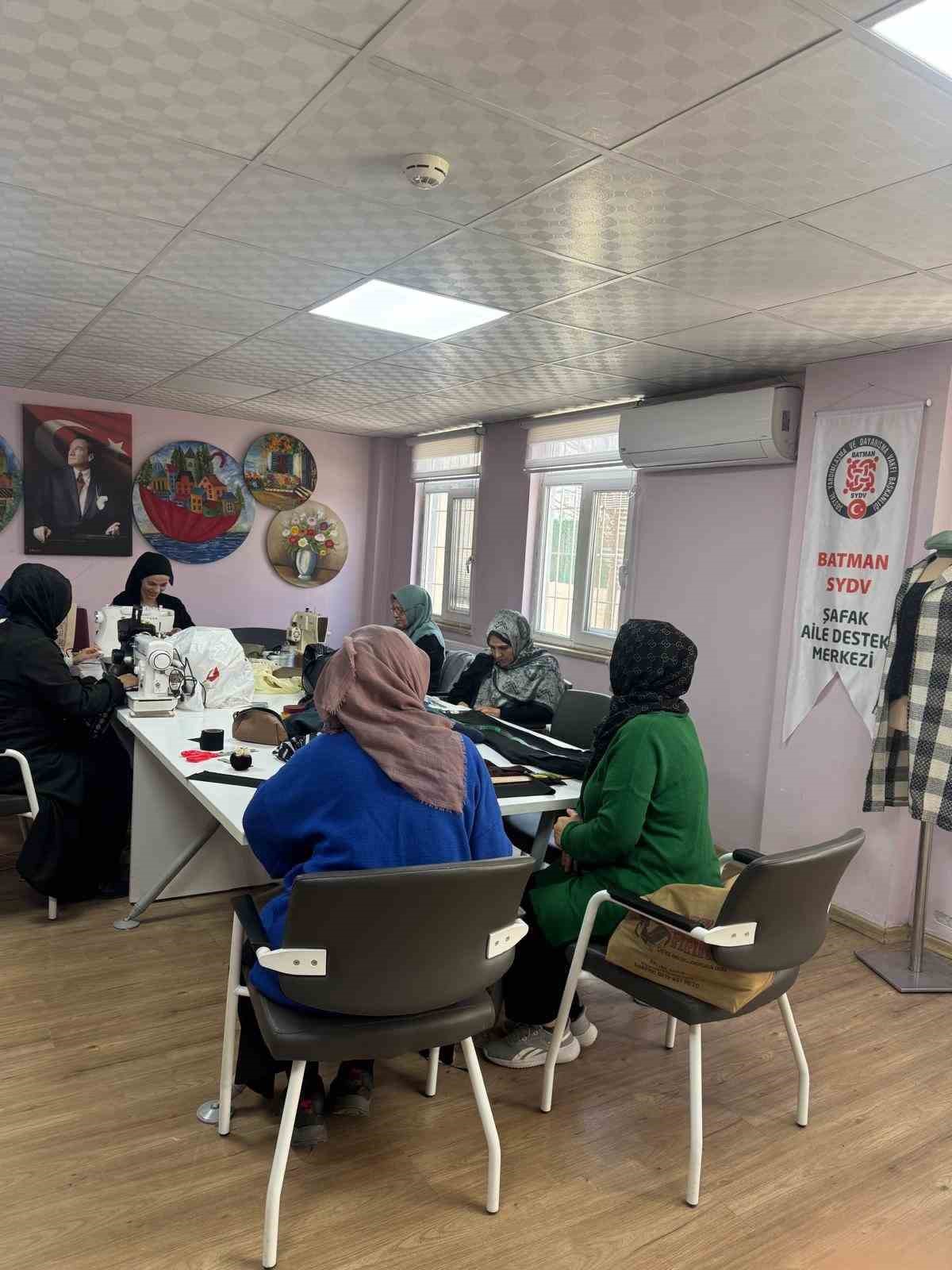 Batman’da kadınlar ilmek ilmek geleceği dokuyor