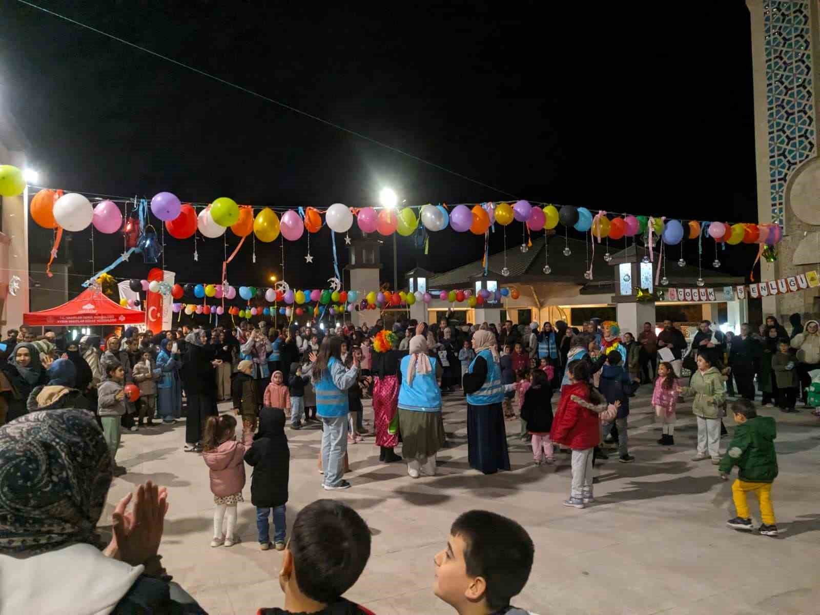 Teravih sonrası cami avlusunda çocuk şenliği düzenlendi