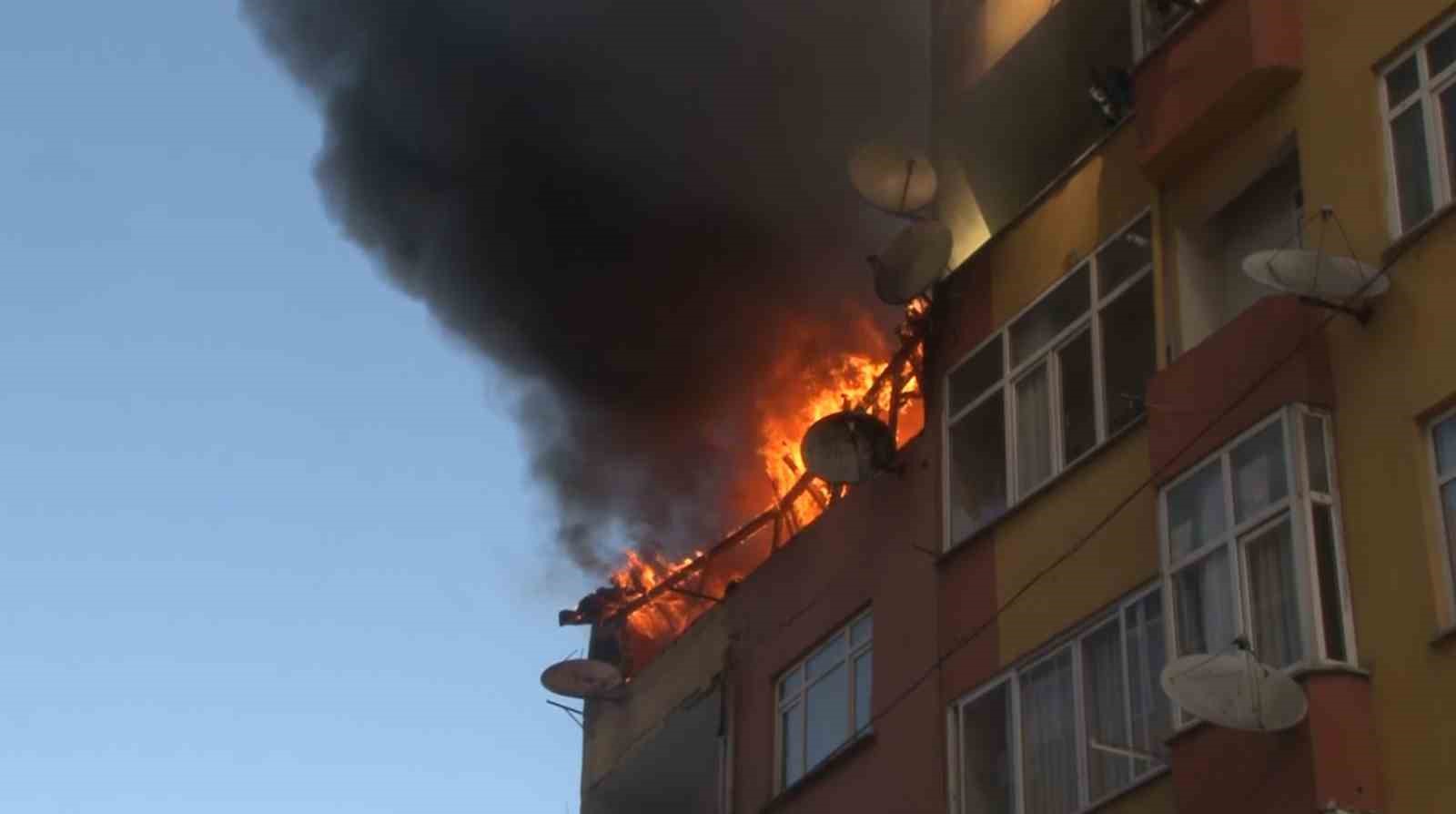 Esenler’de 4 katlı binanın çatısı alev alev yandı