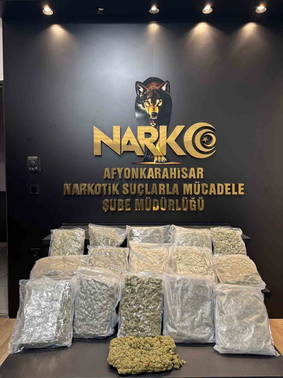 Polis kolilerle taşınan 9 kilogram uyuşturucu madde ele geçirdi