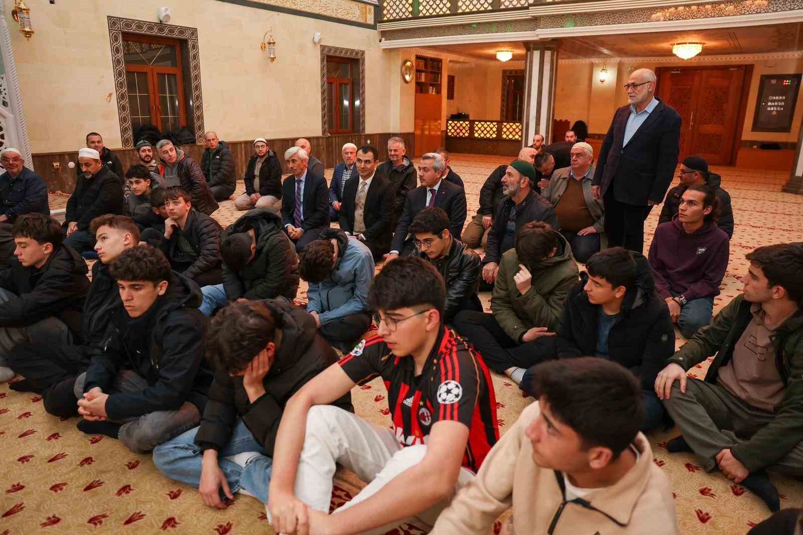 Rize’de öğrenciler cemaati az olan camilerde teravih namazında buluşuyor