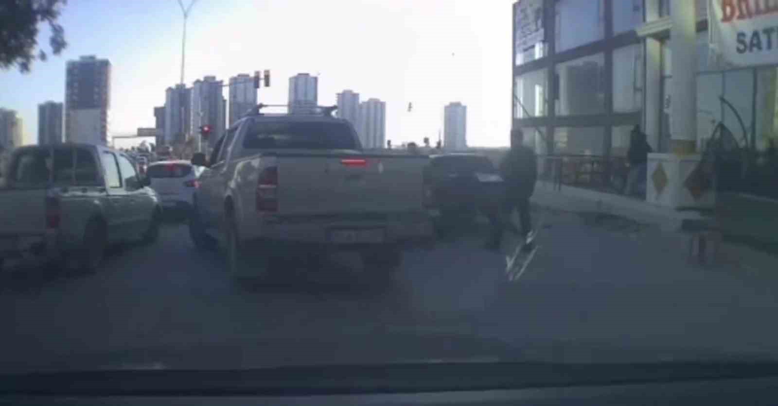 Trafikte tartıştıkları kişinin aracına sopa ve sandalyelerle saldırdılar