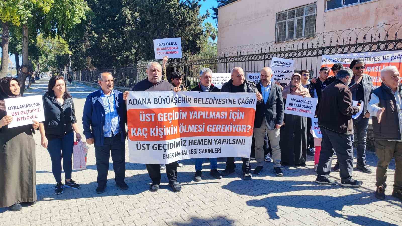 Üst geçit isteyen mahalleli eylem yapıp belediyeye tepki gösterdi