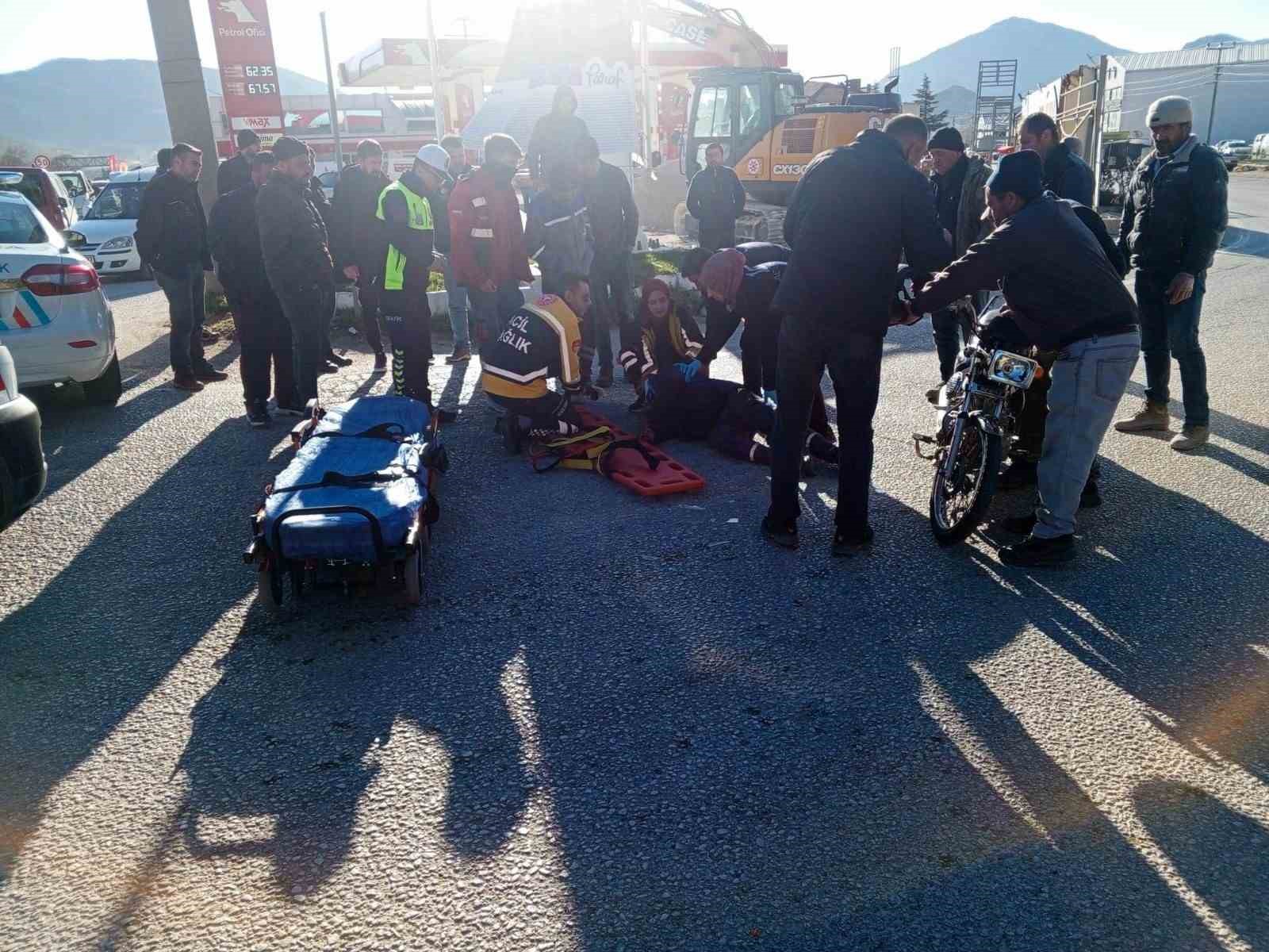 Isparta’da sürücüsünün kontrolünden çıkan motosiklet yola savruldu: 1 yaralı