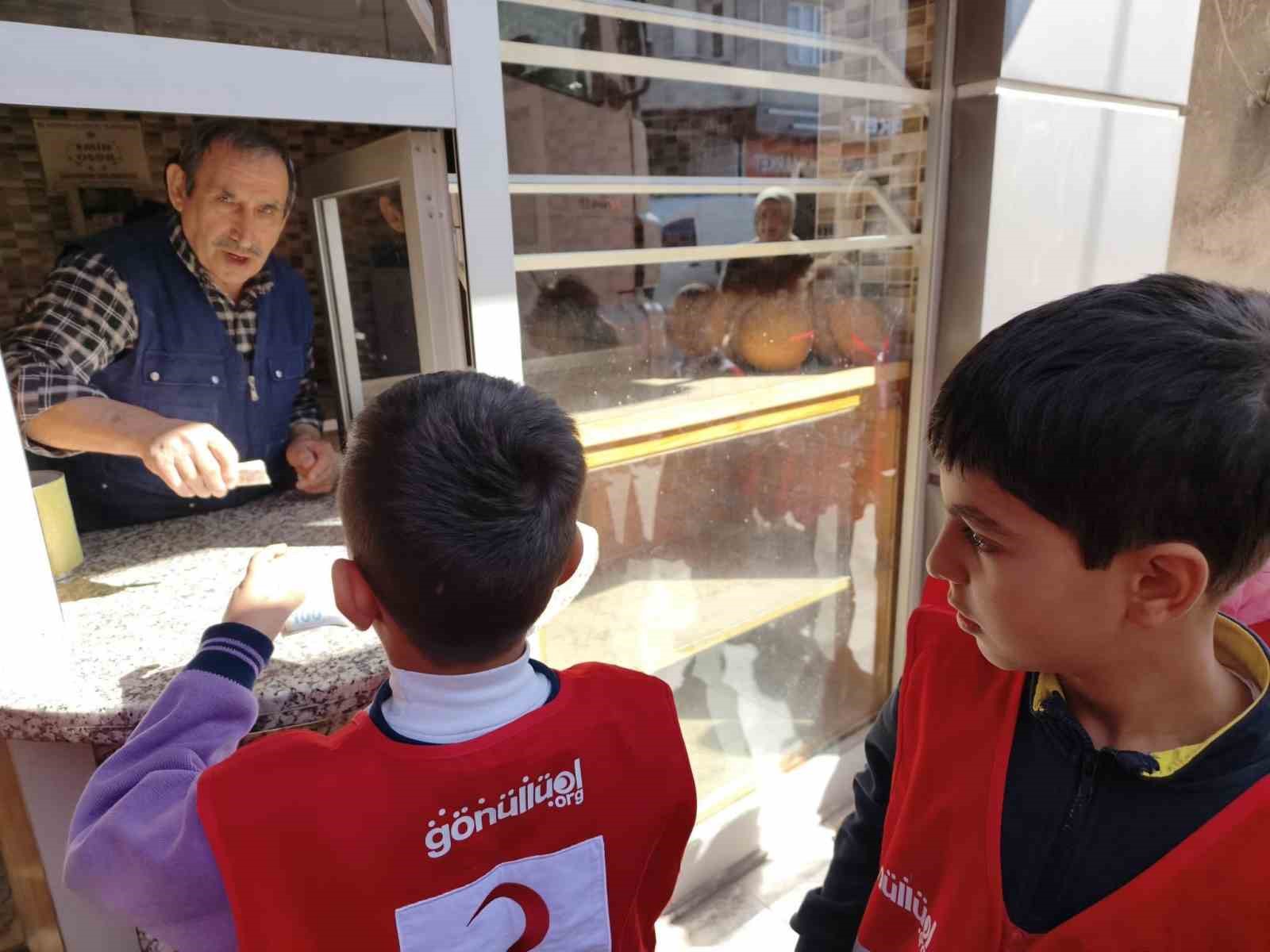 Osmaniye’de minik öğrencilerden askıda ekmek kampanyasına destek