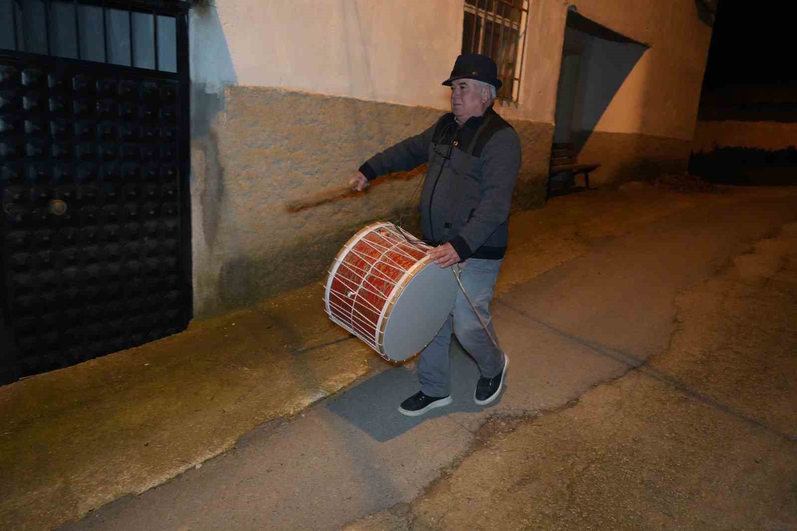 Ramazan davulunu çalacak kimse bulamayınca davulu çalmak muhtara kaldı