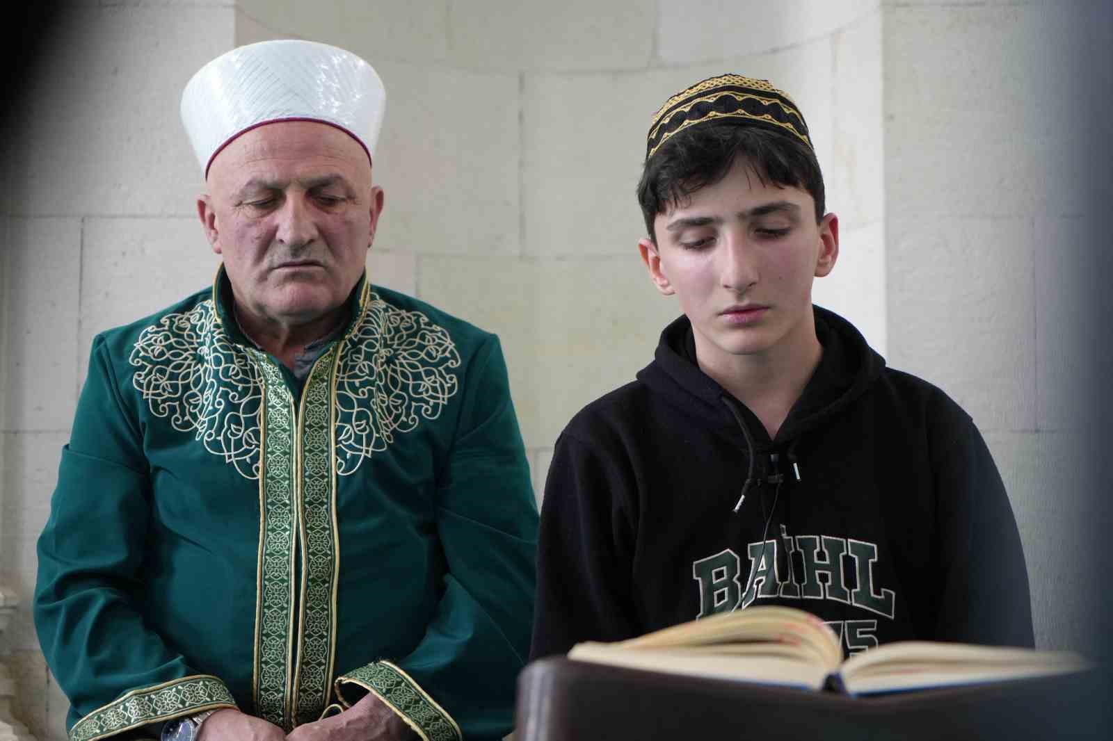 Aynı kubbe altında iki nesil: Hafız oğul mukabele okuyor, imam hatip baba namaz kıldırıyor