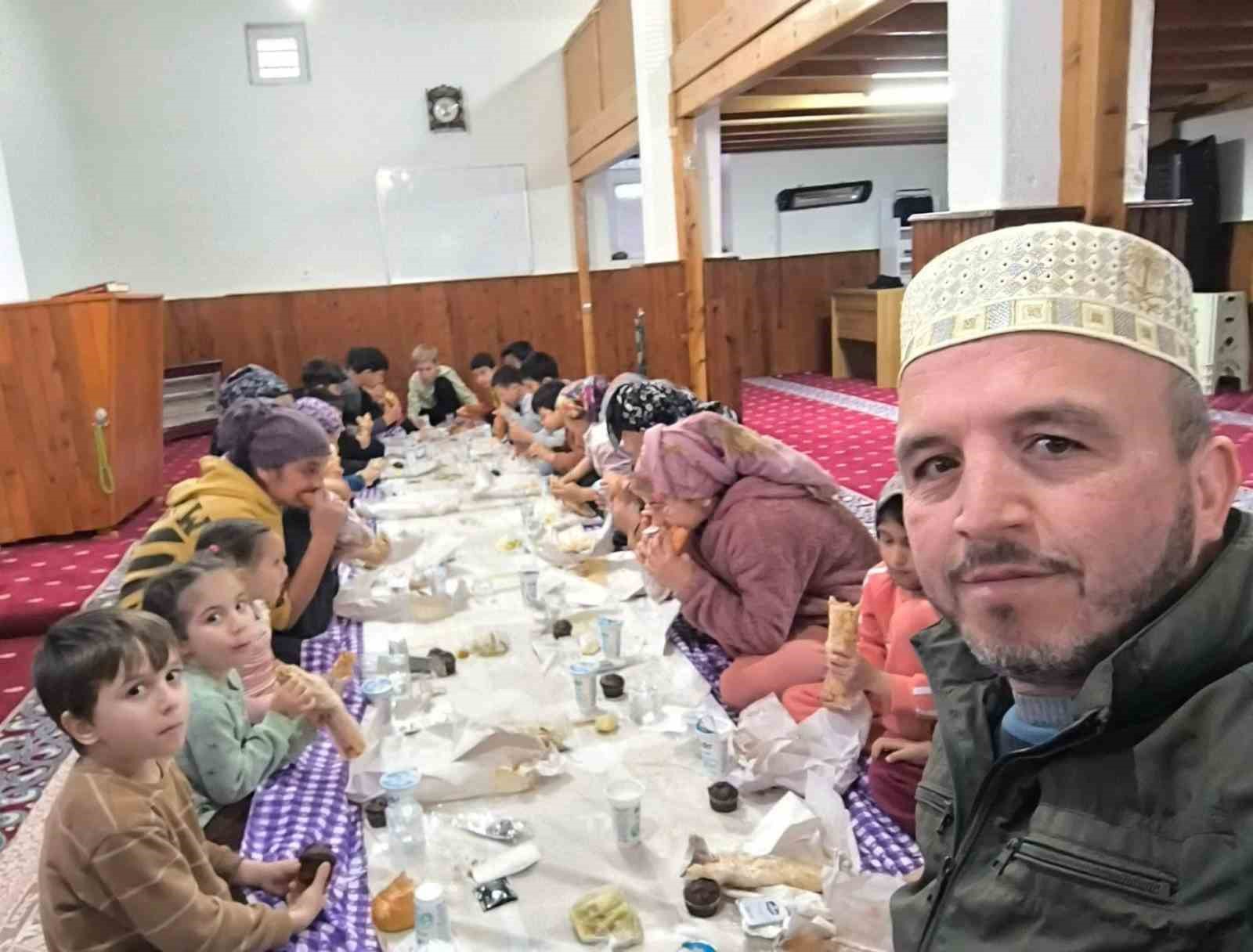 Silifke’de çocuklar iftarını camide açtı