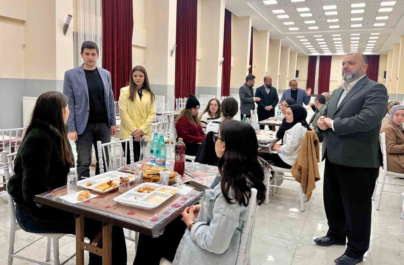 Dumlupınar Kaymakamı Teltik, iftar bereketini üniversite öğrencileriyle paylaştı