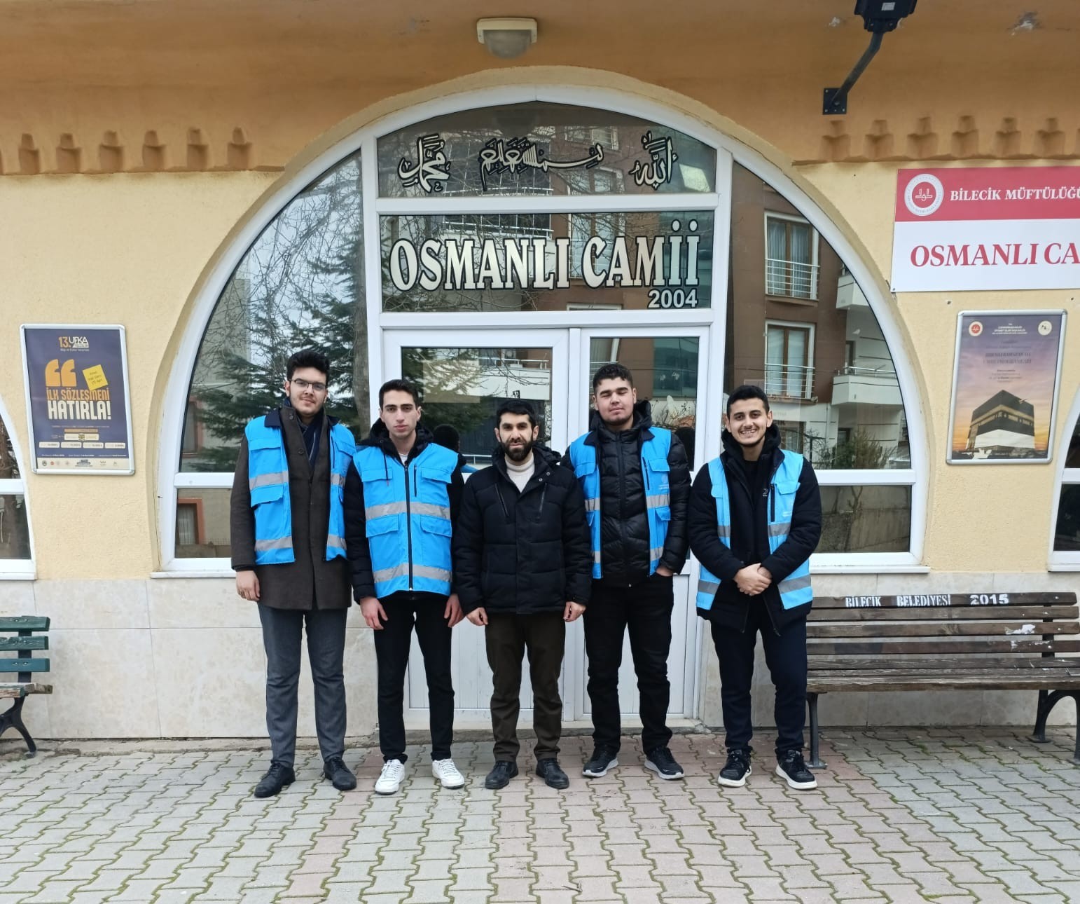 Bilecik’te KYK öğrencileri camiyi temizledi, ihtiyaç sahiplerine kumanya ulaştırdı